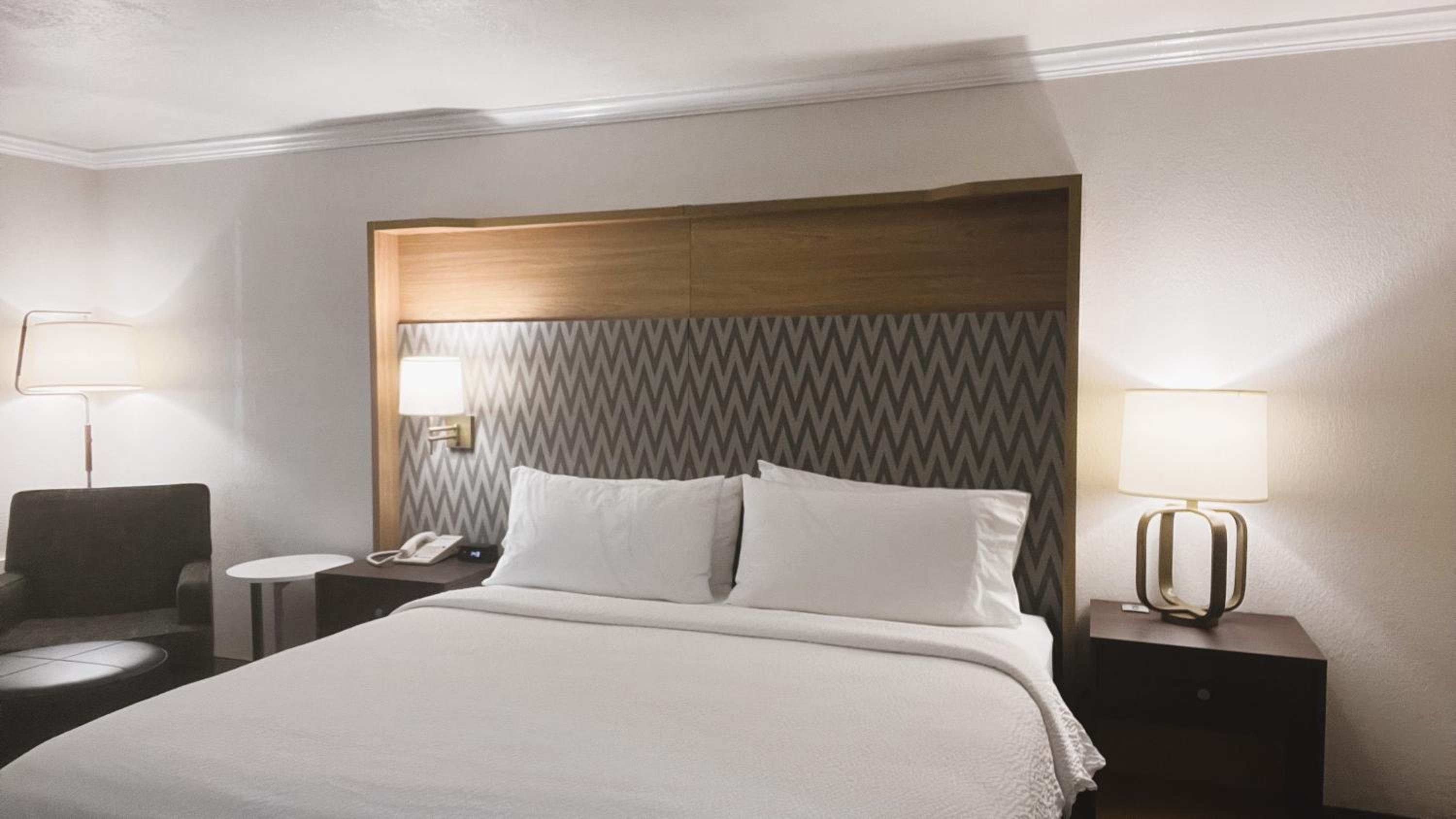 Standard King Room - Photo 2