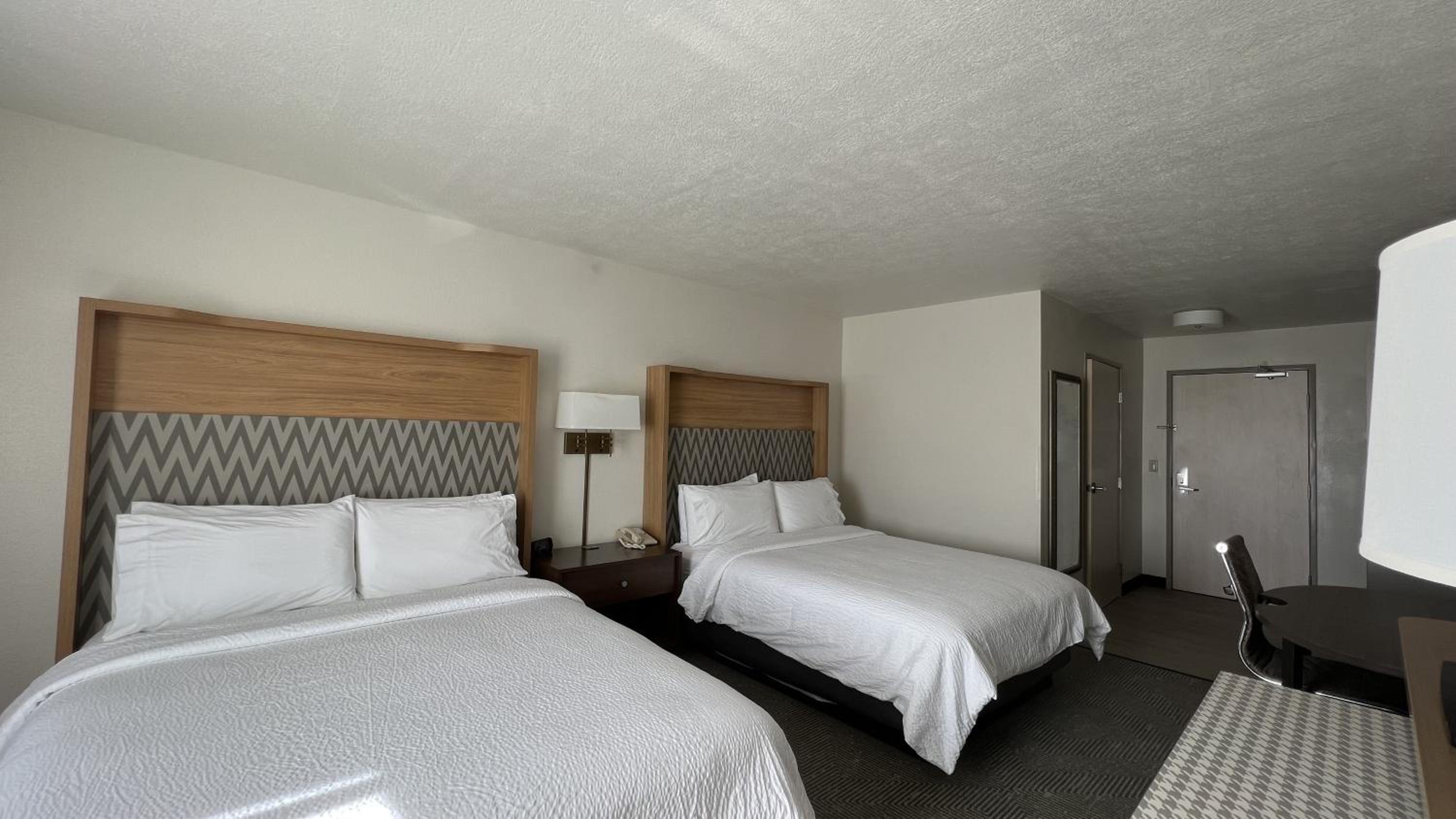 Premium Queen Room with Two Queen Beds - Photo 3