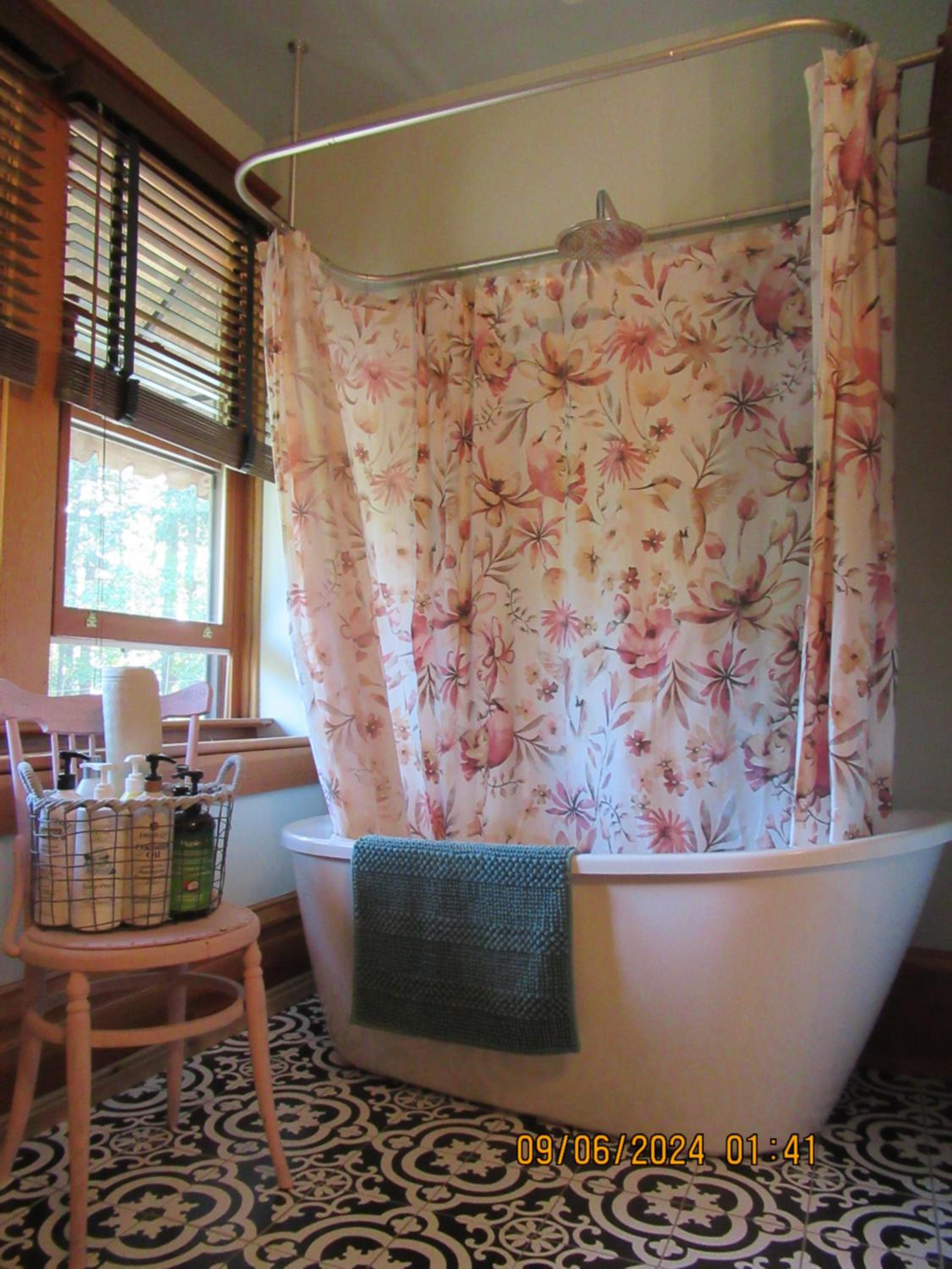 Queen Room photo 2