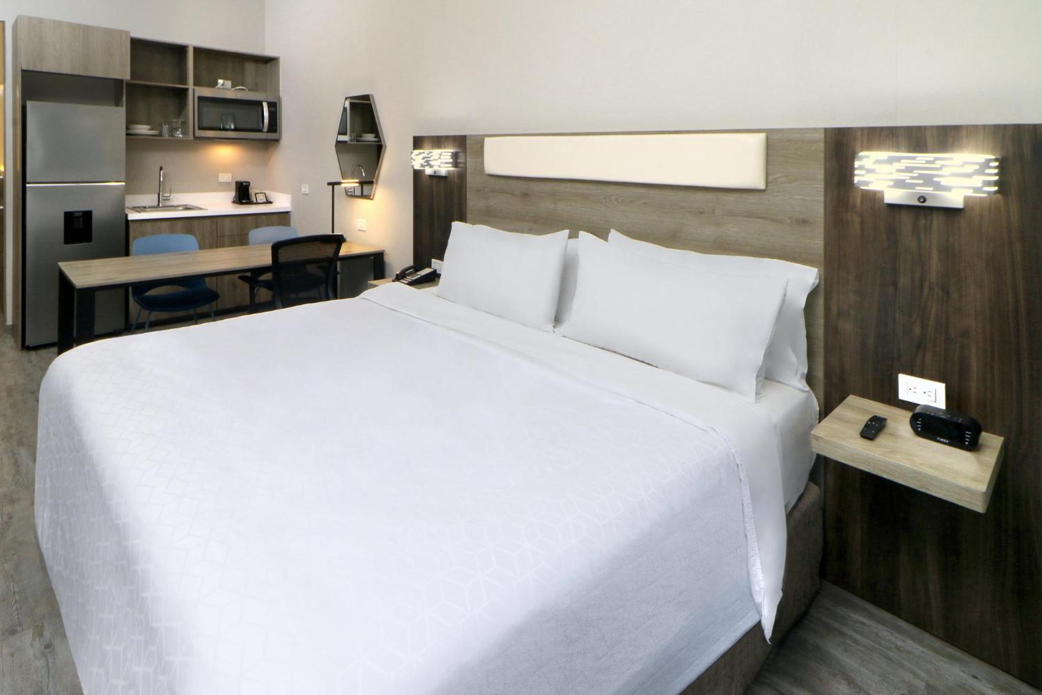 Standard King Room - Accessible - Photo 1