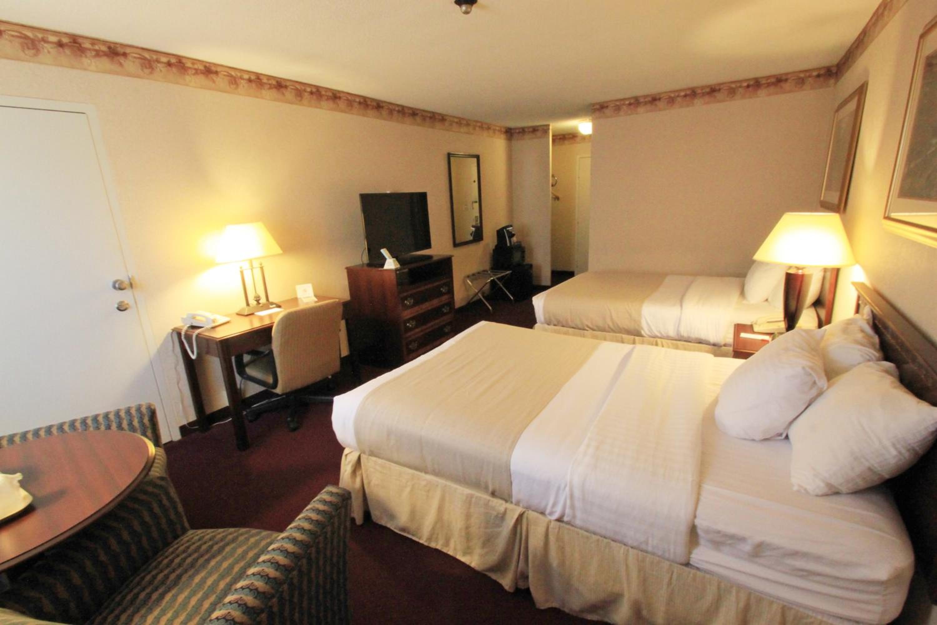 A Room with Two Double Beds - Photo 5