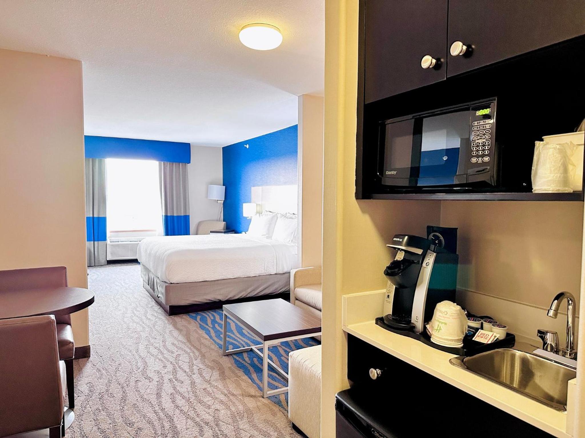 Premium King Room with Sofa Bed photo 3