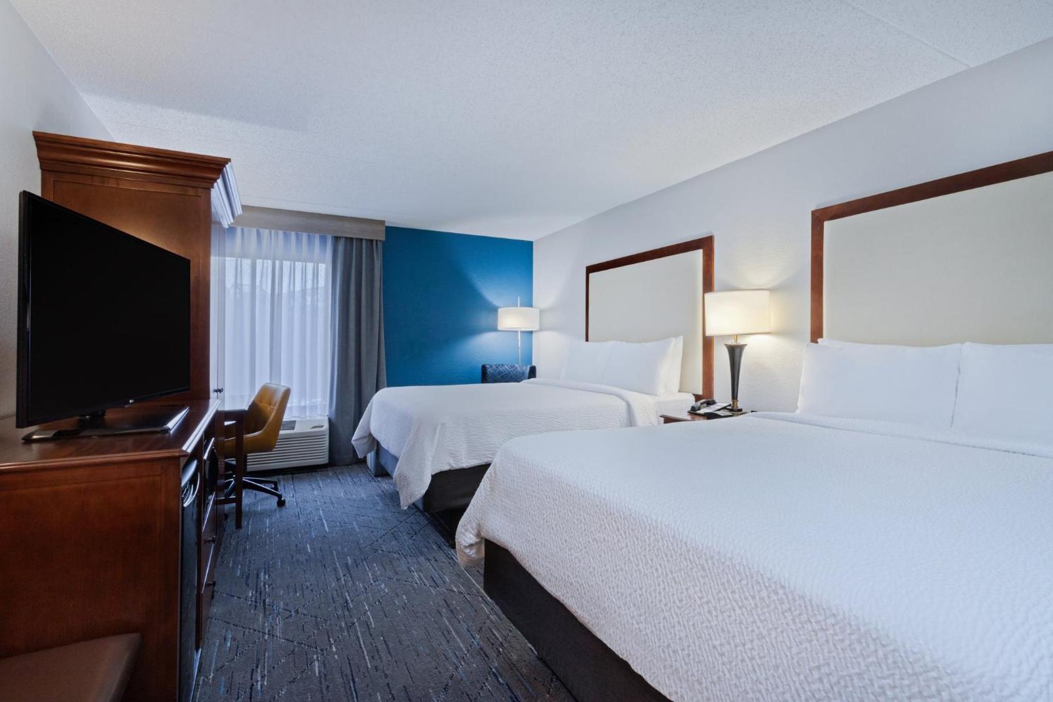 Standard Queen Room with Two Queen Beds - Photo 4