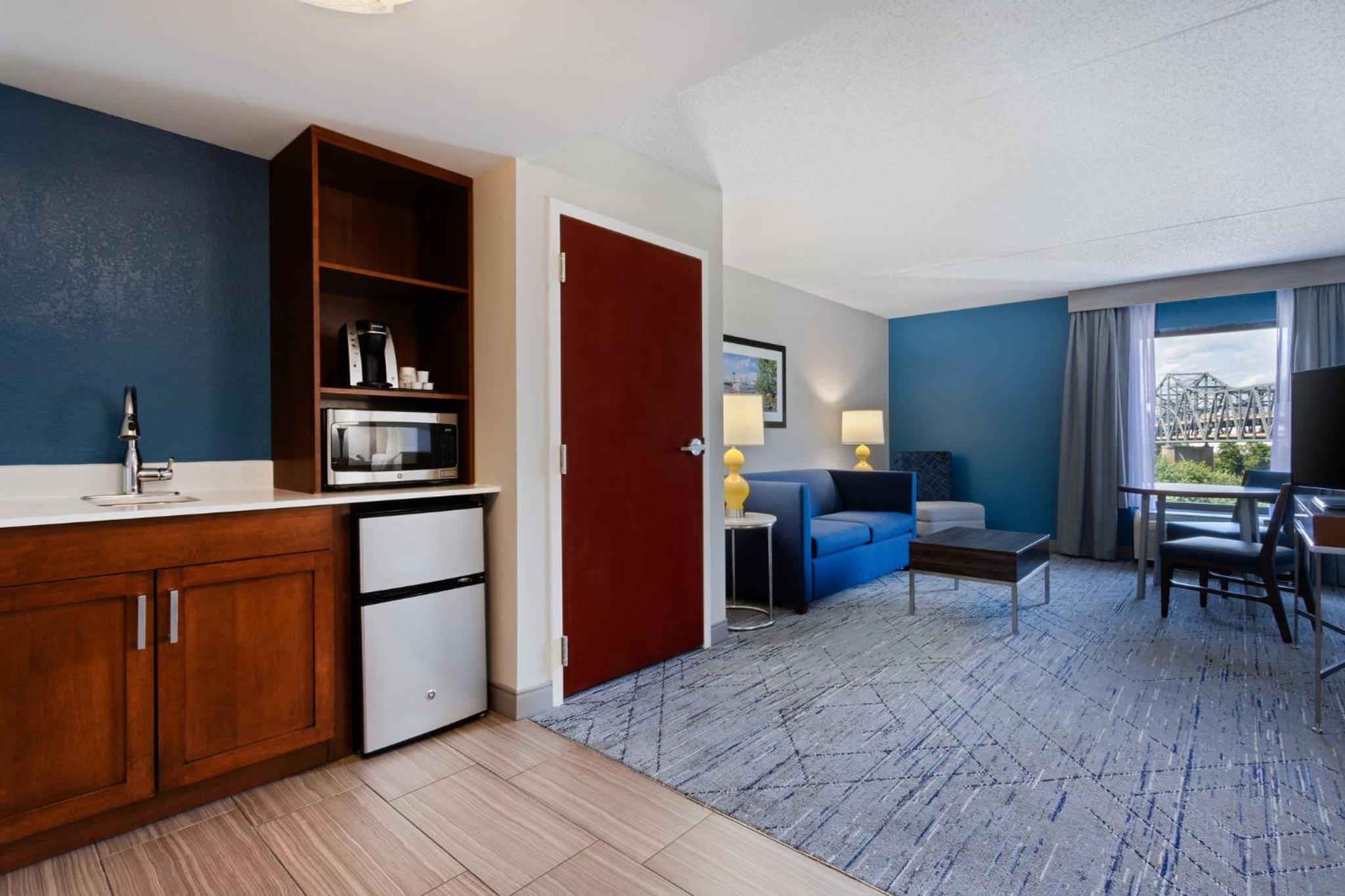 Premium King Suite with Sofa Bed and River View - Photo 17