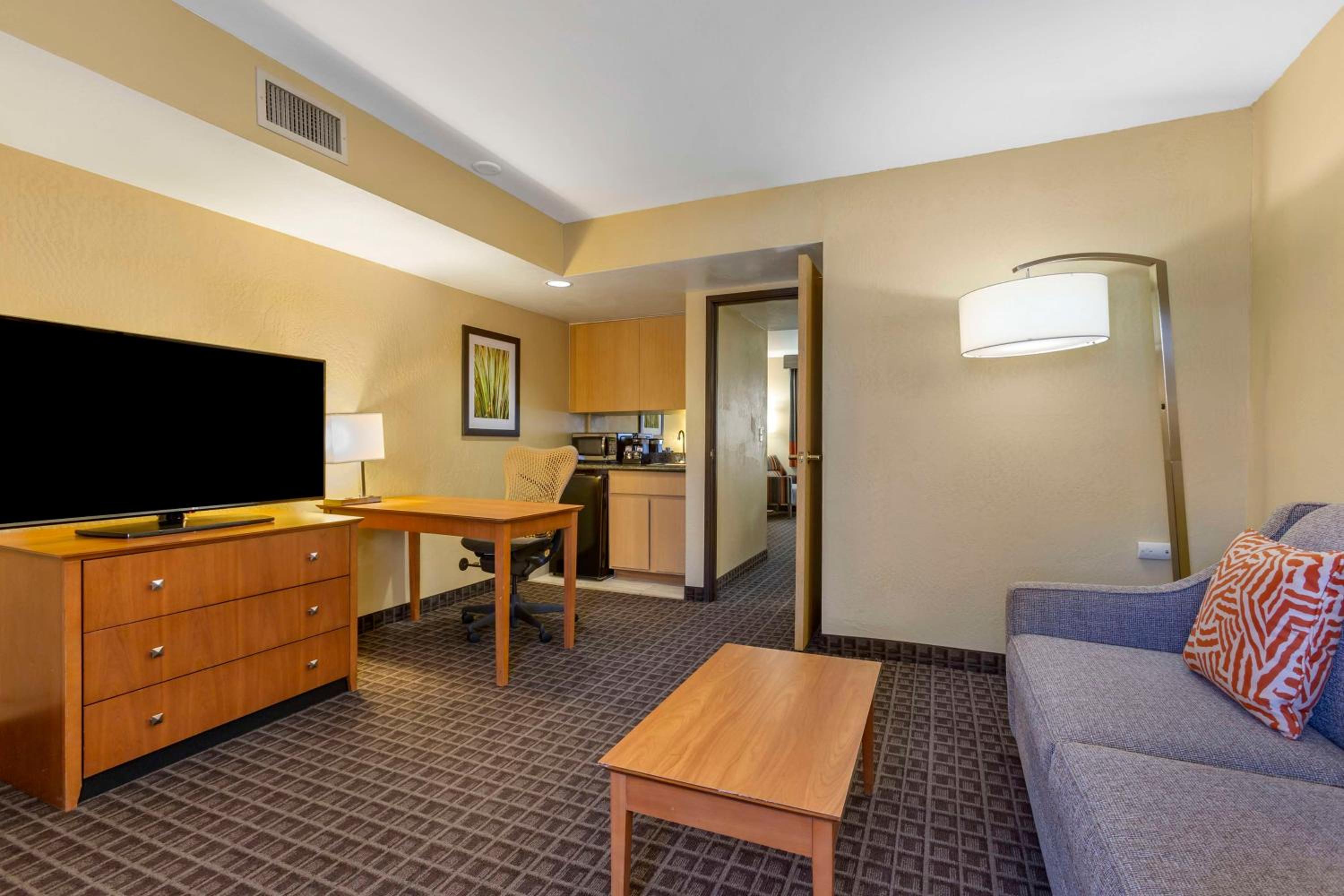 Deluxe One-Bedroom Suite with Two Double Beds