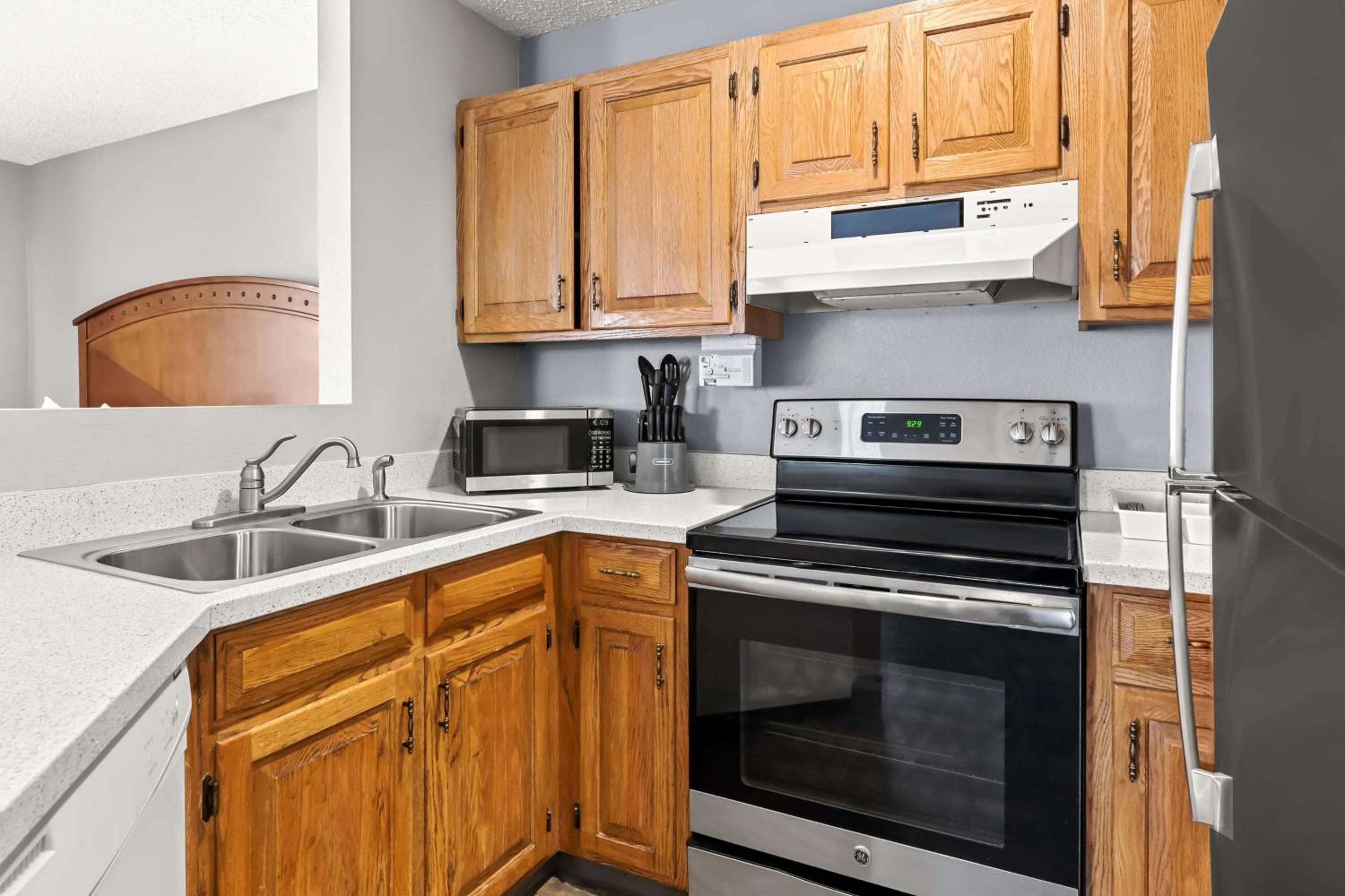 Large Suite with Kitchen - Non-Smoking photo 3