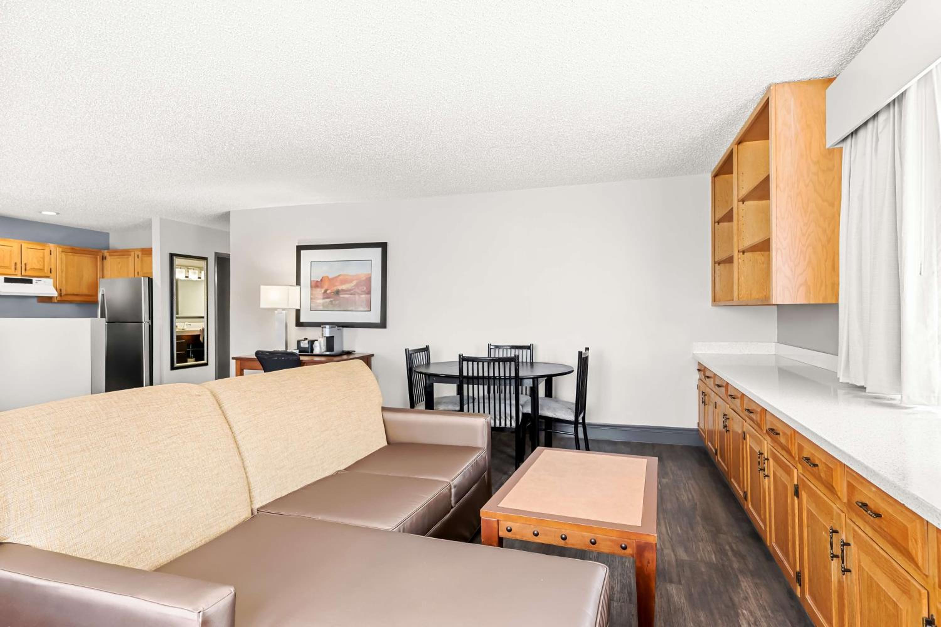Large Suite with Kitchen - Non-Smoking photo 2
