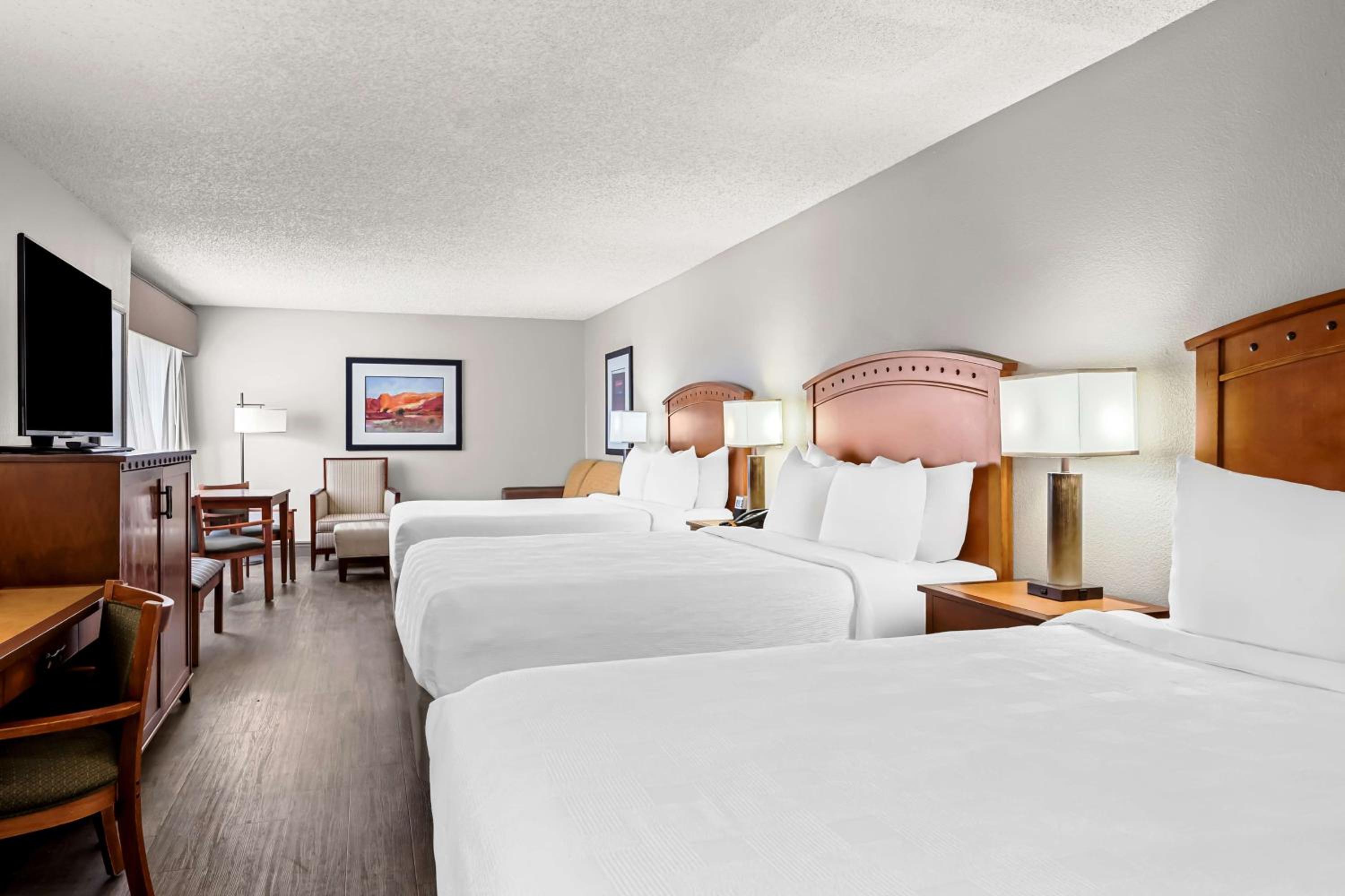 Family Queen Suite with Two Queen Beds - Non-Smoking photo 3
