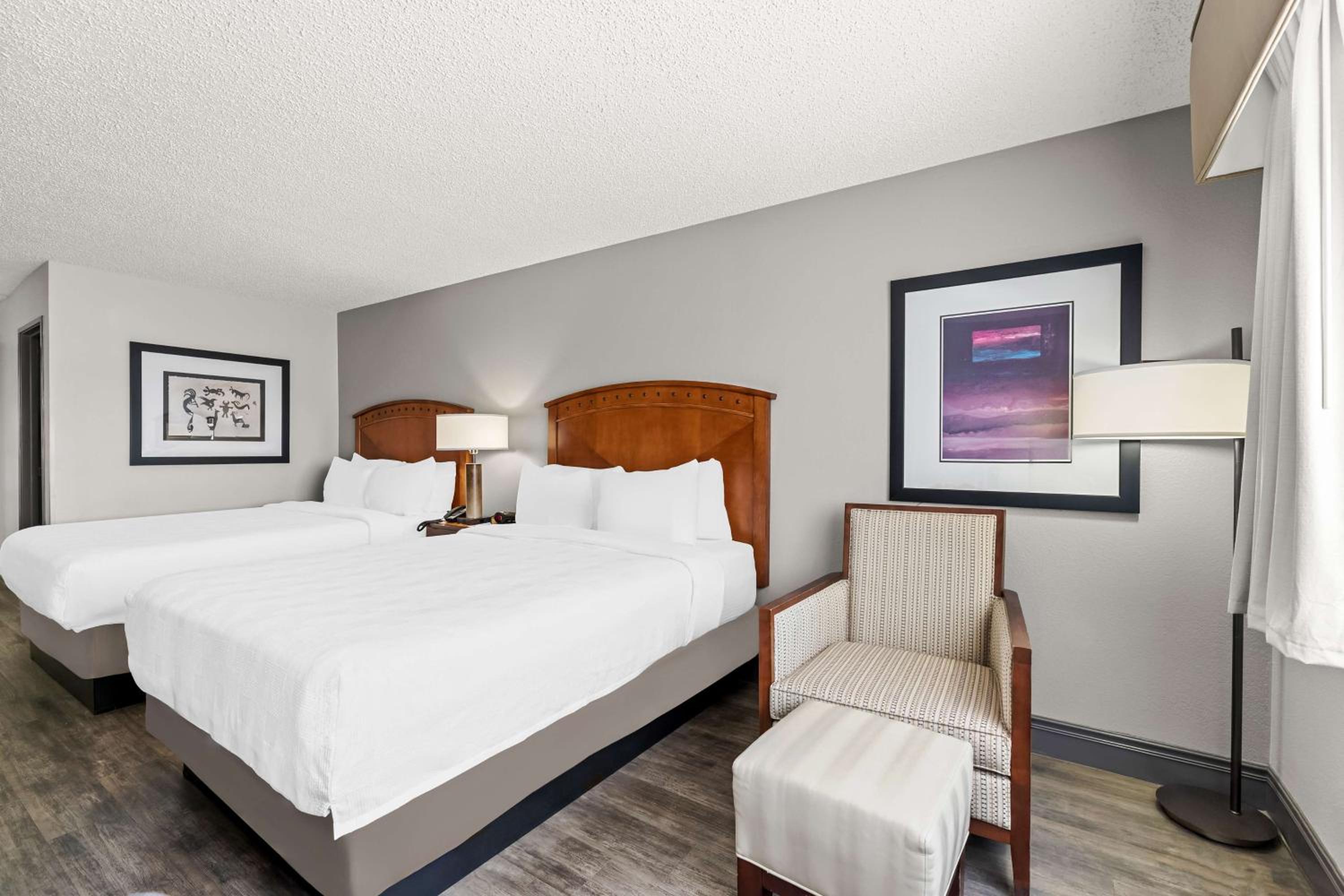 Queen Room with Two Queen Beds - Non-Smoking photo 2