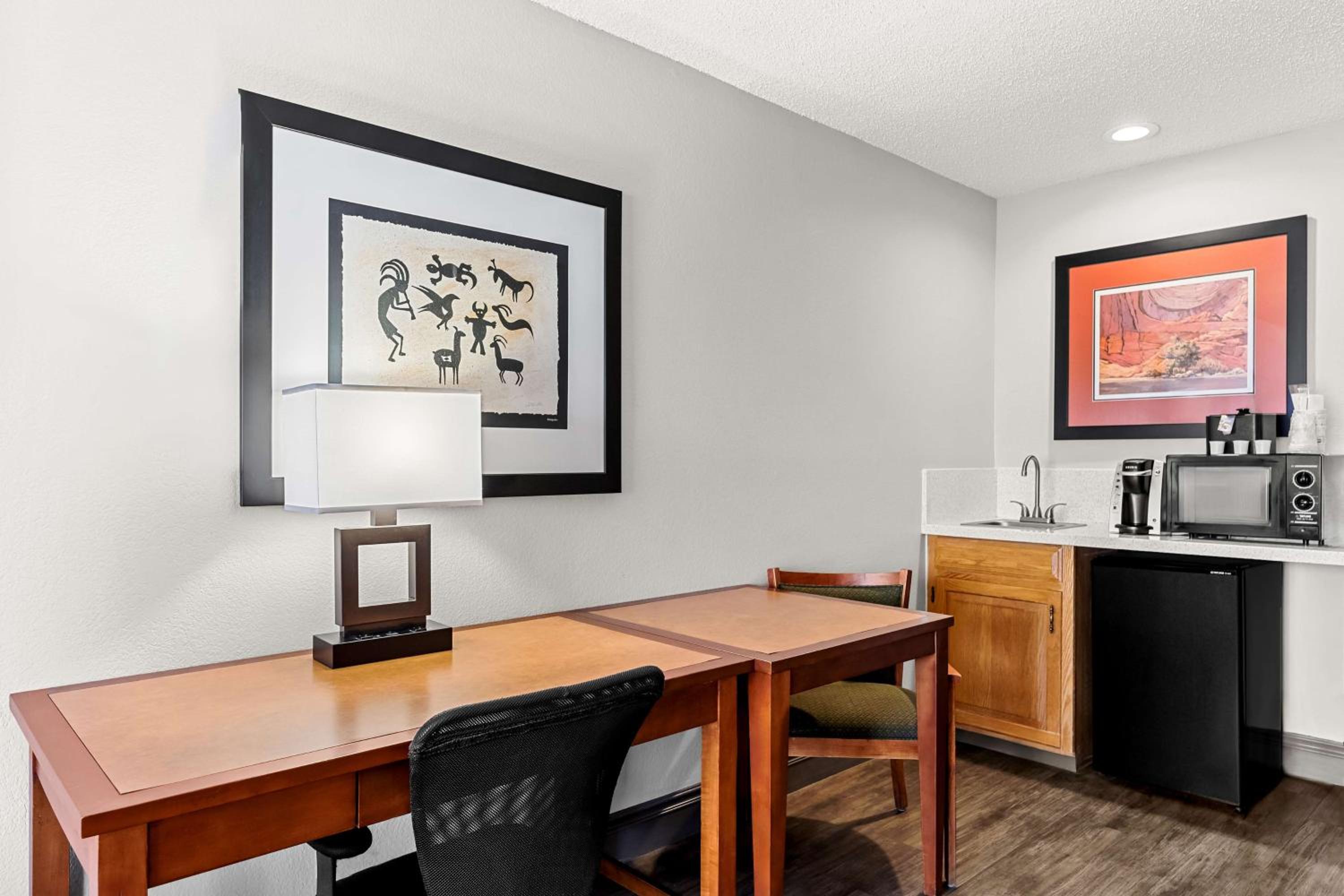 King Suite with Couch - Non-Smoking photo 3