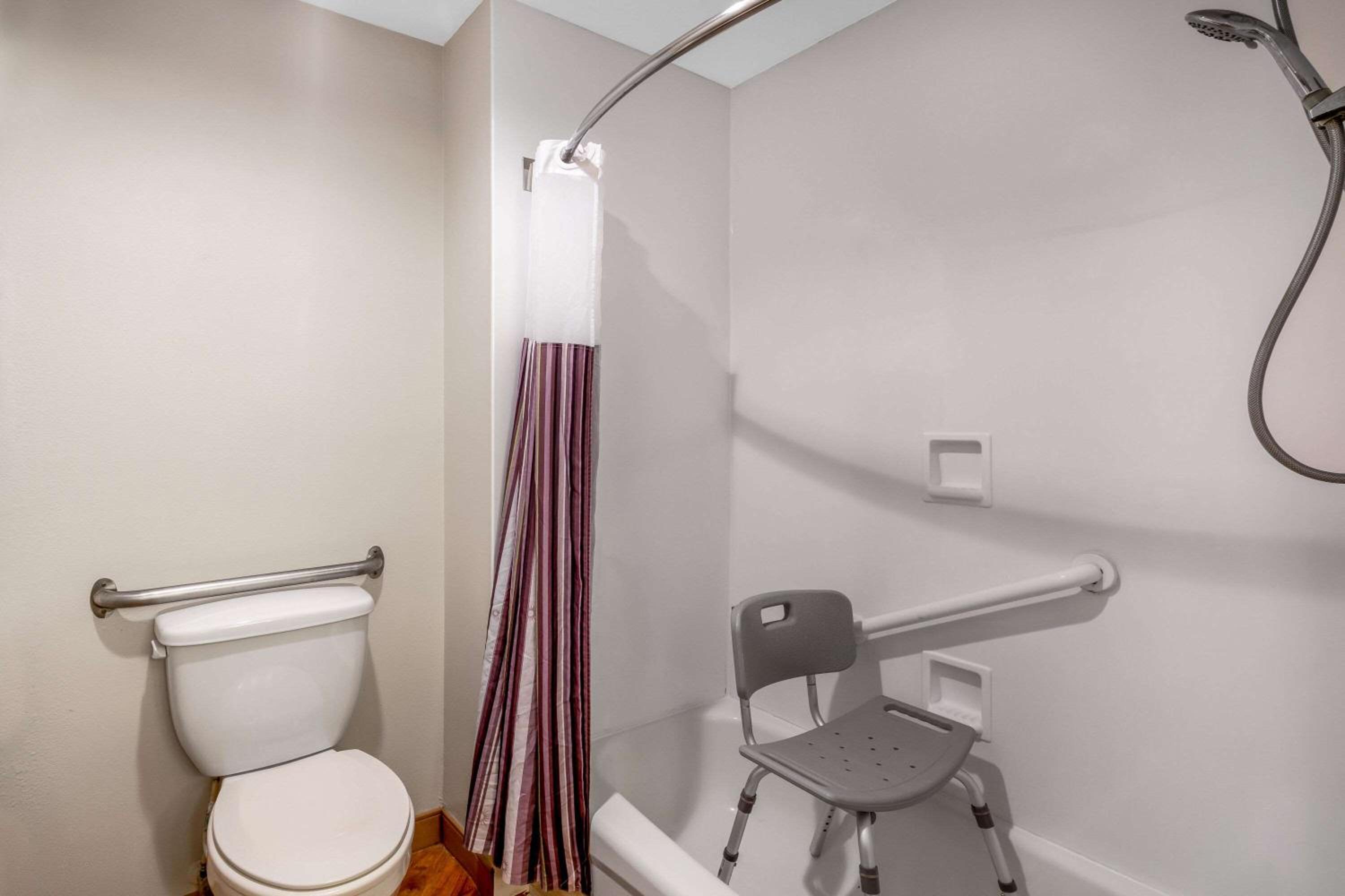 Double Room with Roll In Shower - Mobility/Hearing Accessible - Non-Smoking photo 1