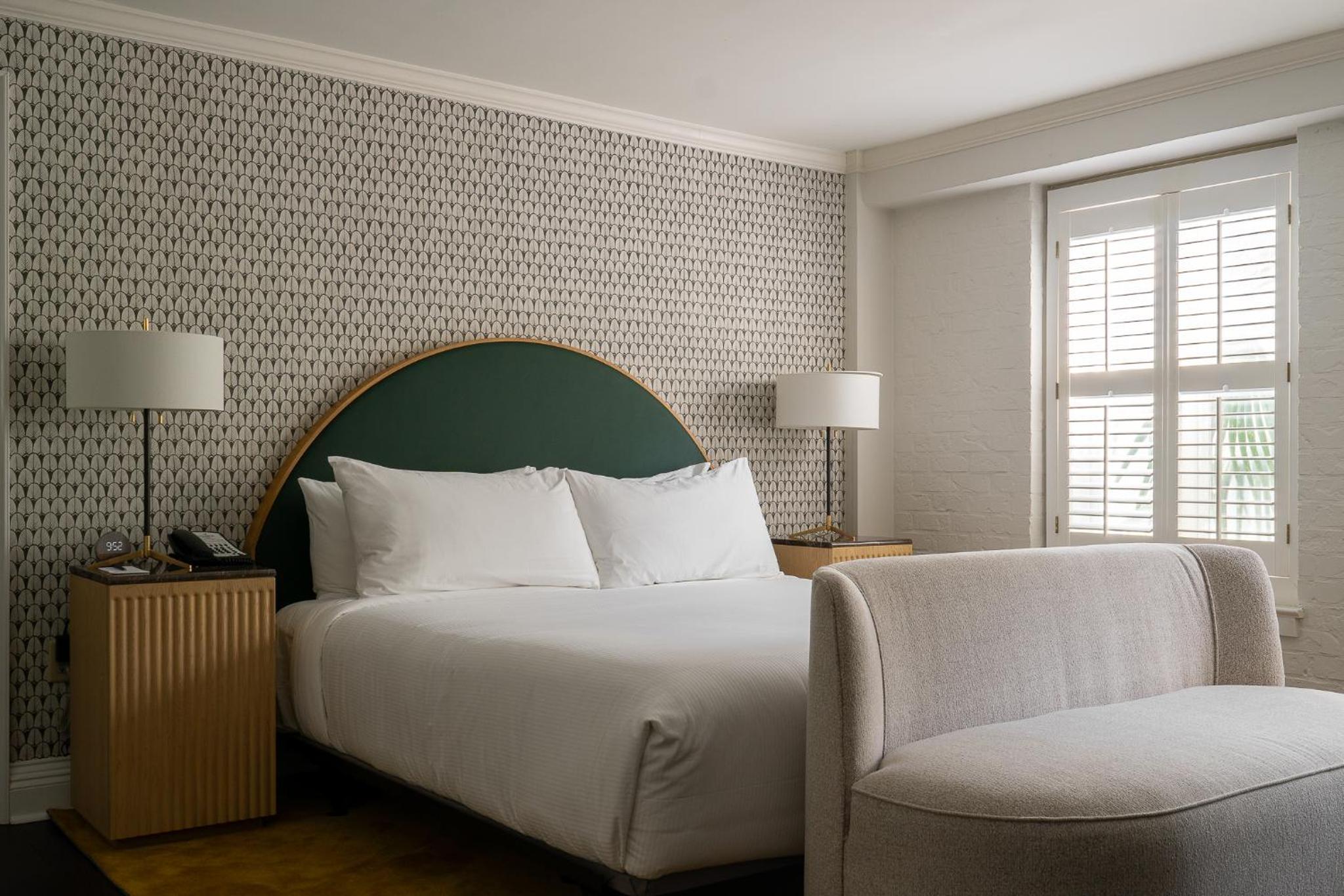 Deluxe King Room - Photo 7