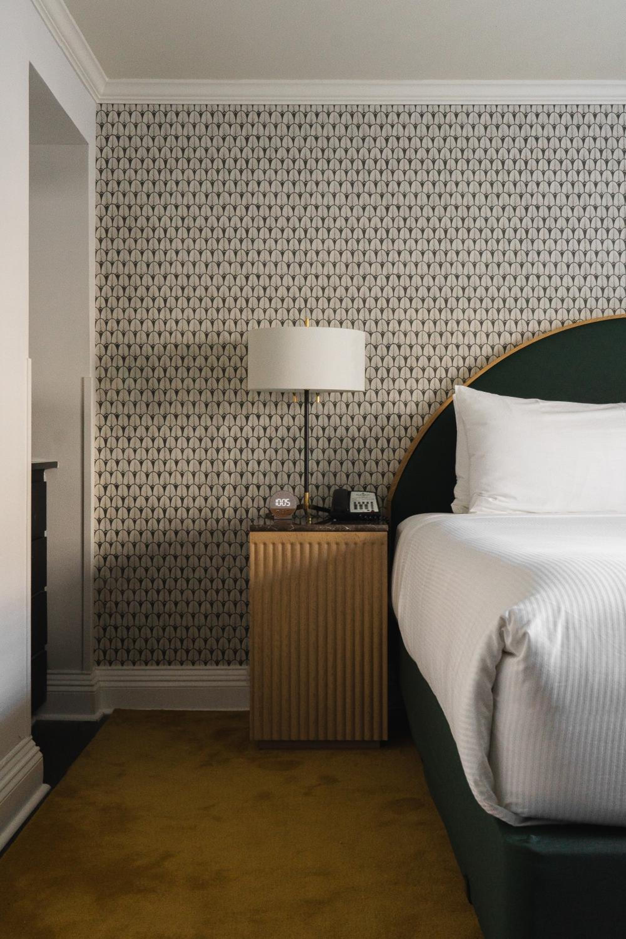 Deluxe King Room - Photo 5