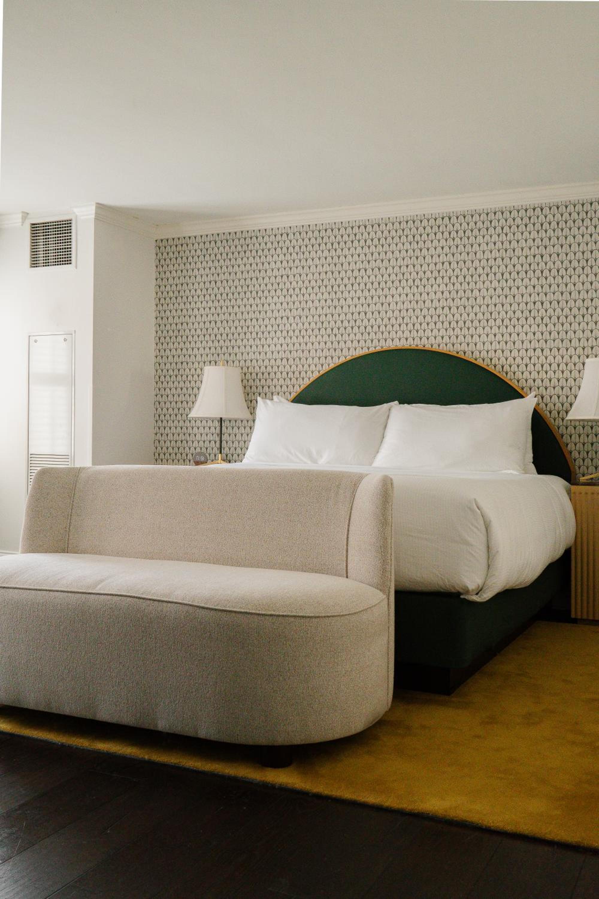 Deluxe King Room - Photo 6