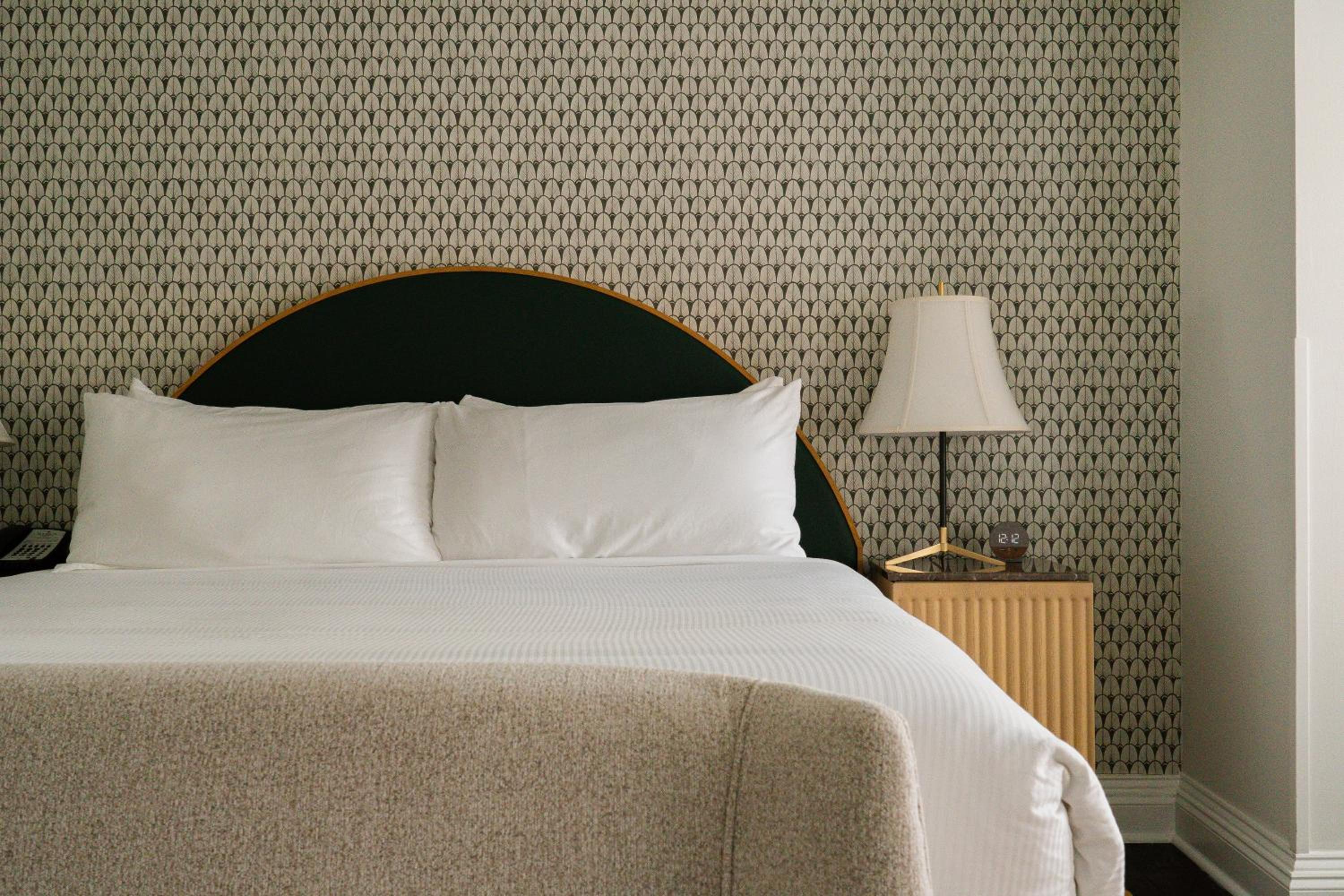 Deluxe King Room - Photo 2