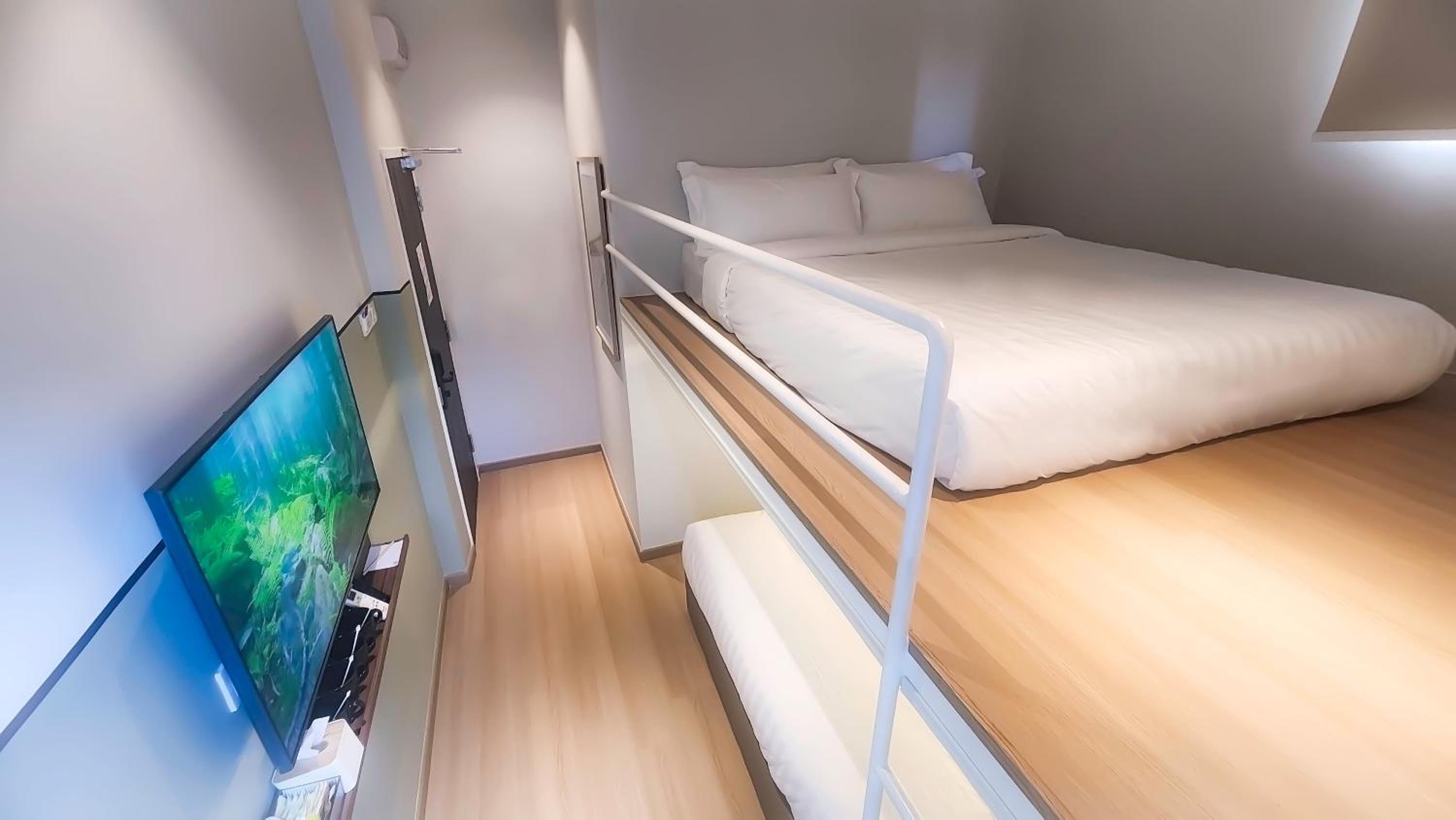 Quad Room Double Deck (Window) - Photo 1