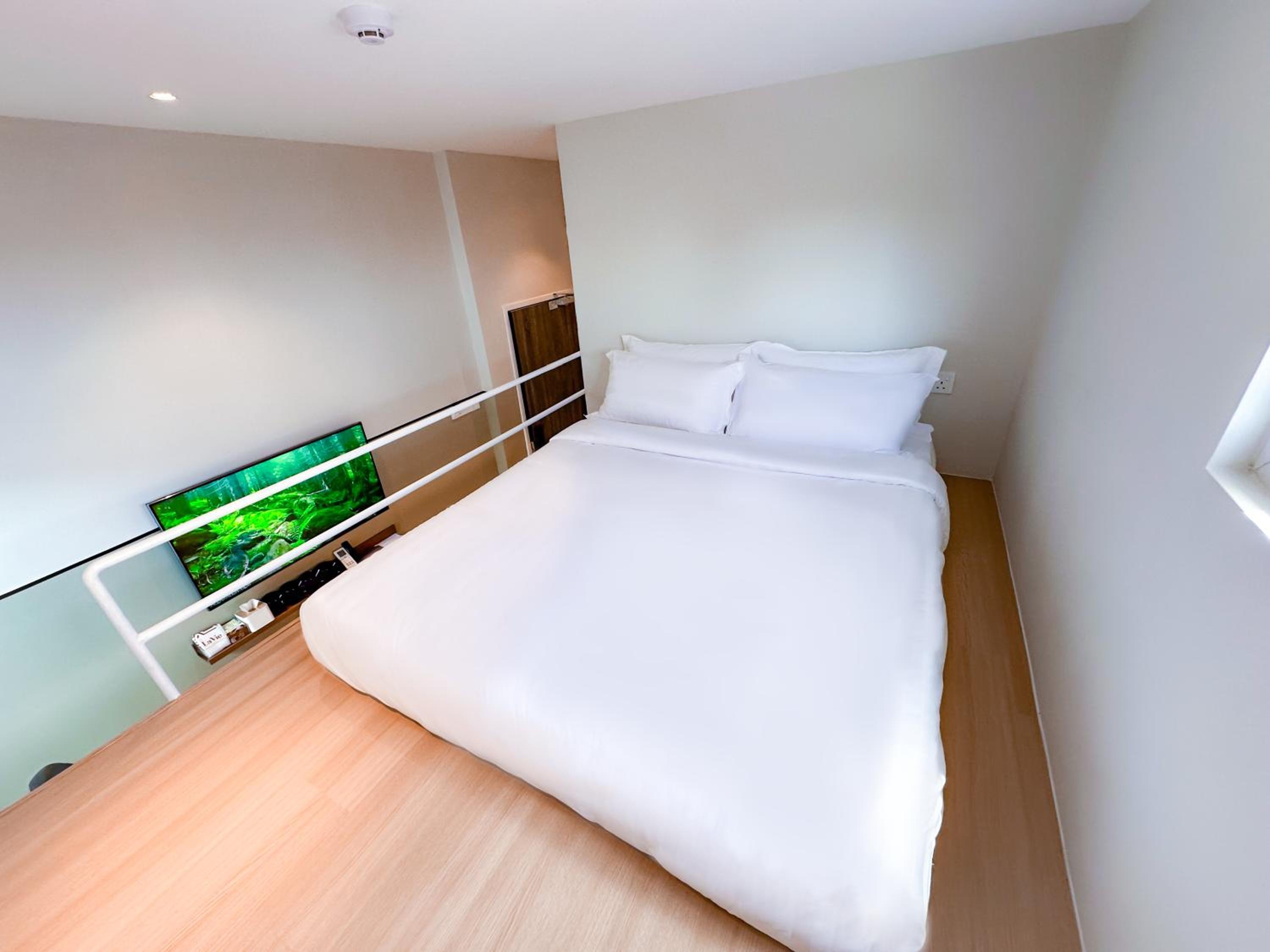 Quad Room Double Deck (Window) - Photo 2