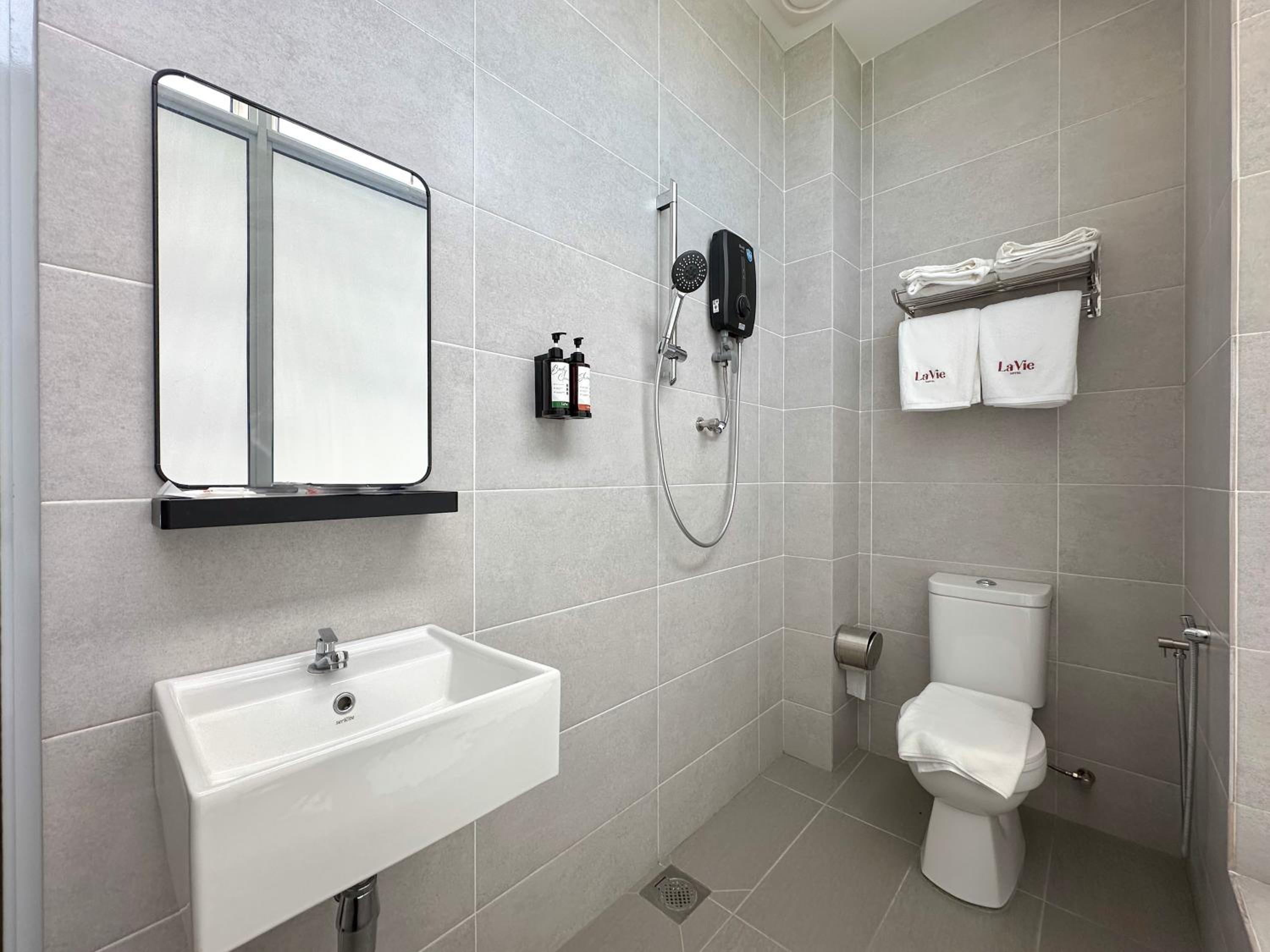 Quad Room Double Deck (Window) - Photo 4