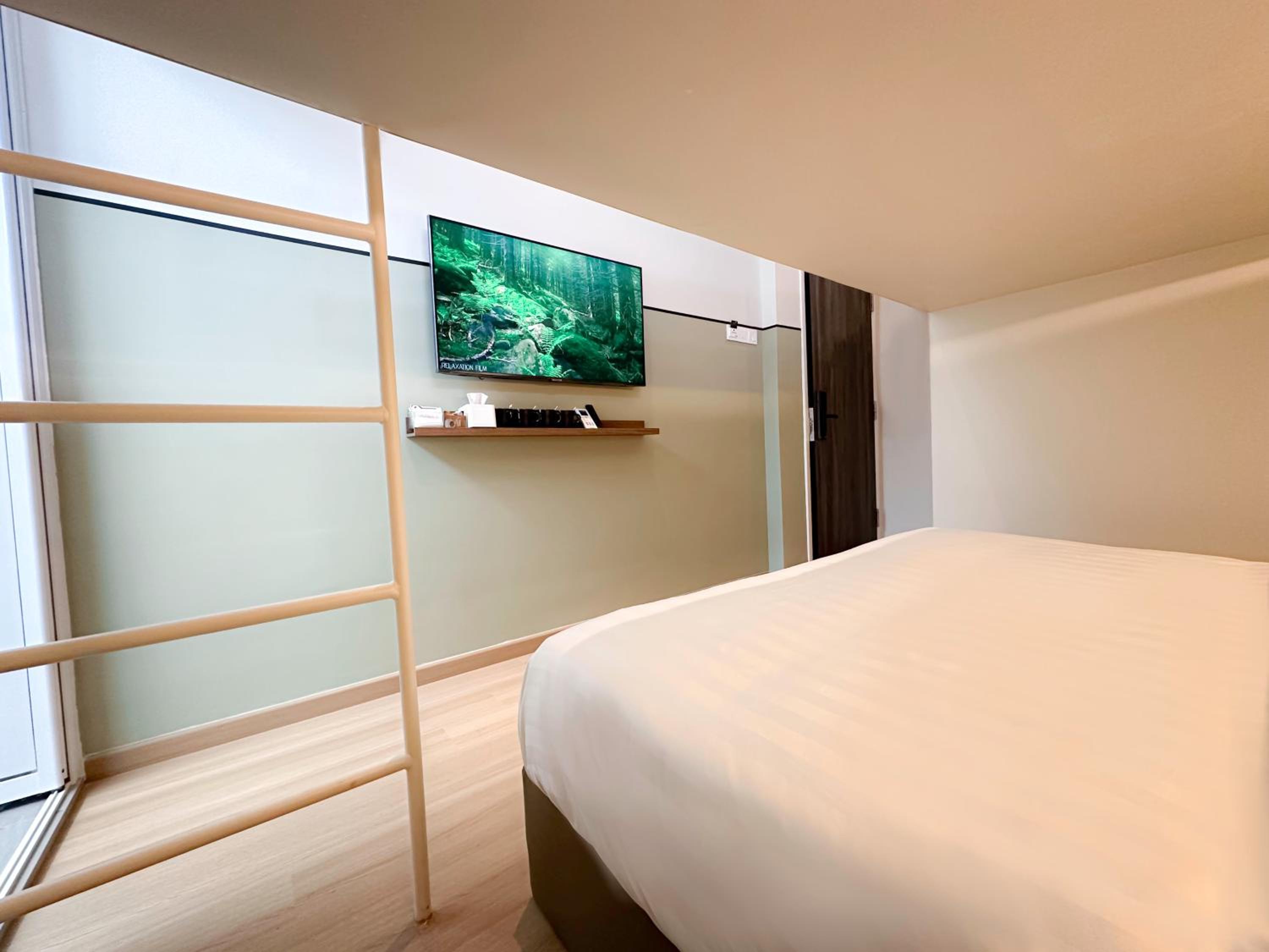 Quad Room Double Deck (Window) - Photo 5