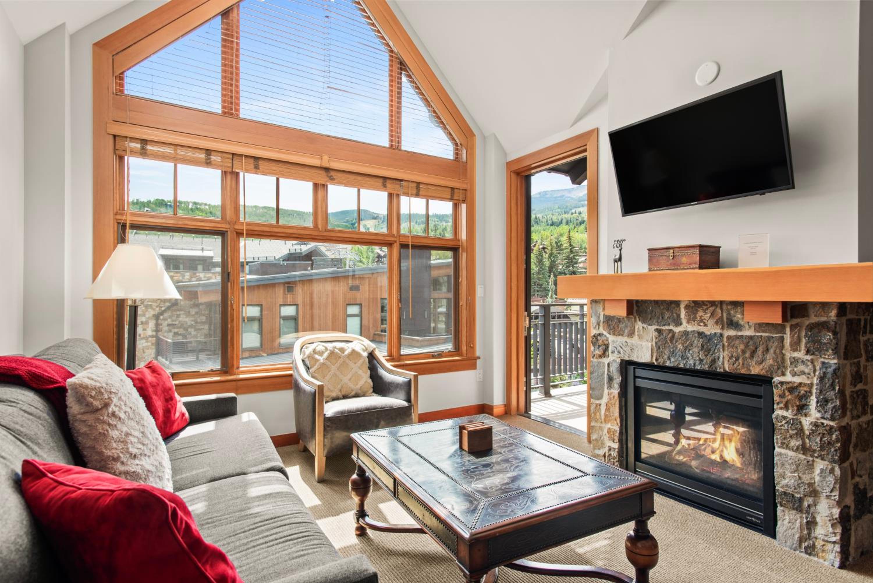 Apartment with Mountain View photo 1