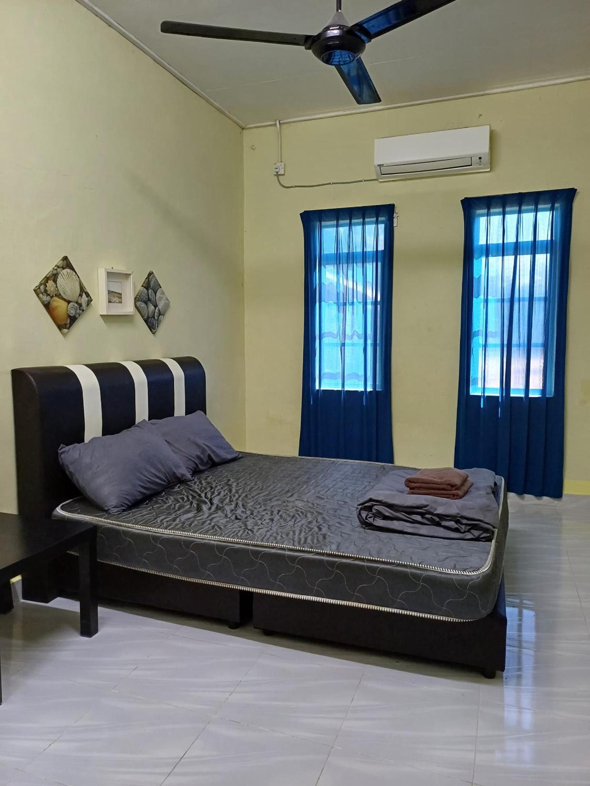Three-Bedroom House photo 3