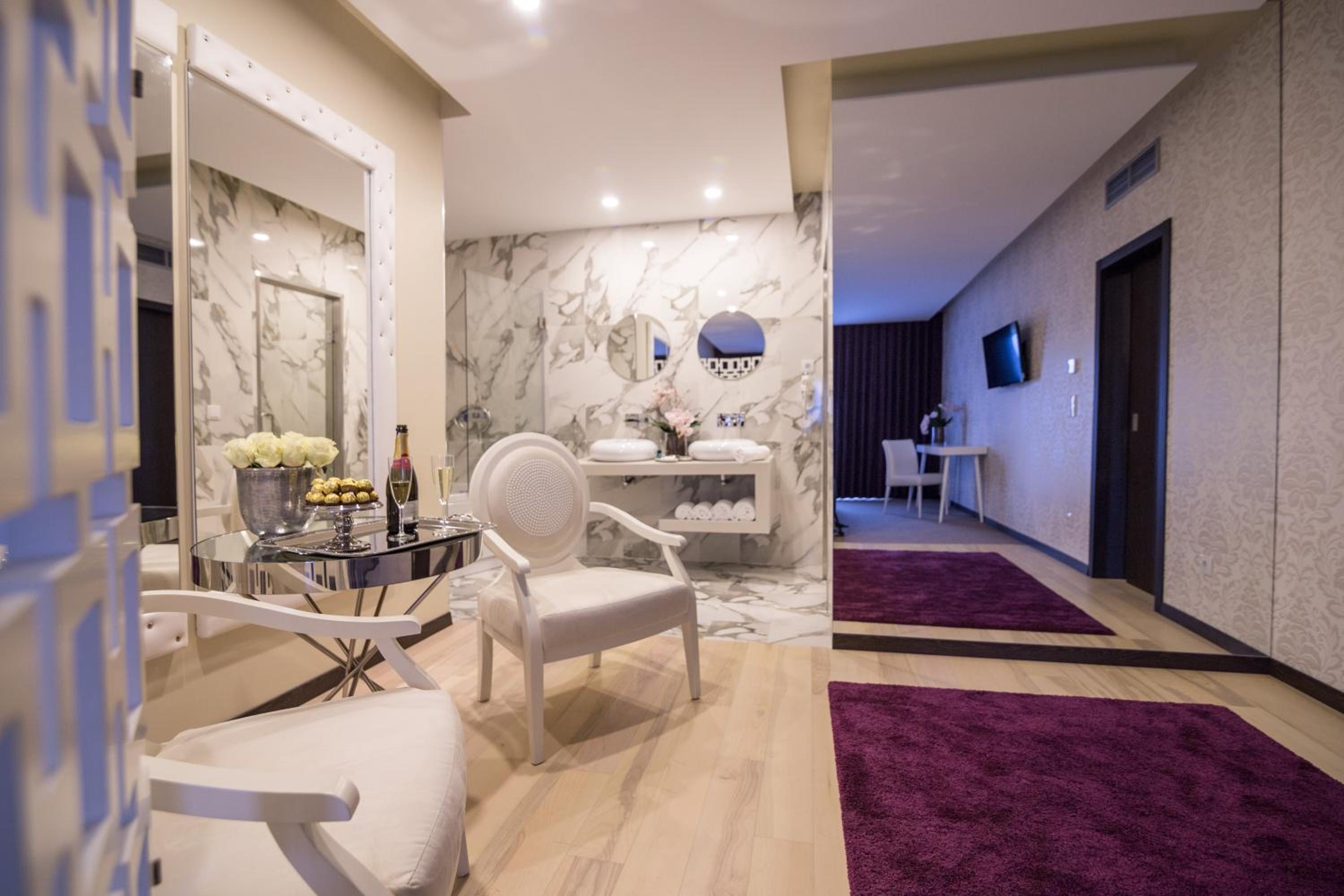 Deluxe Suite - Photo 2