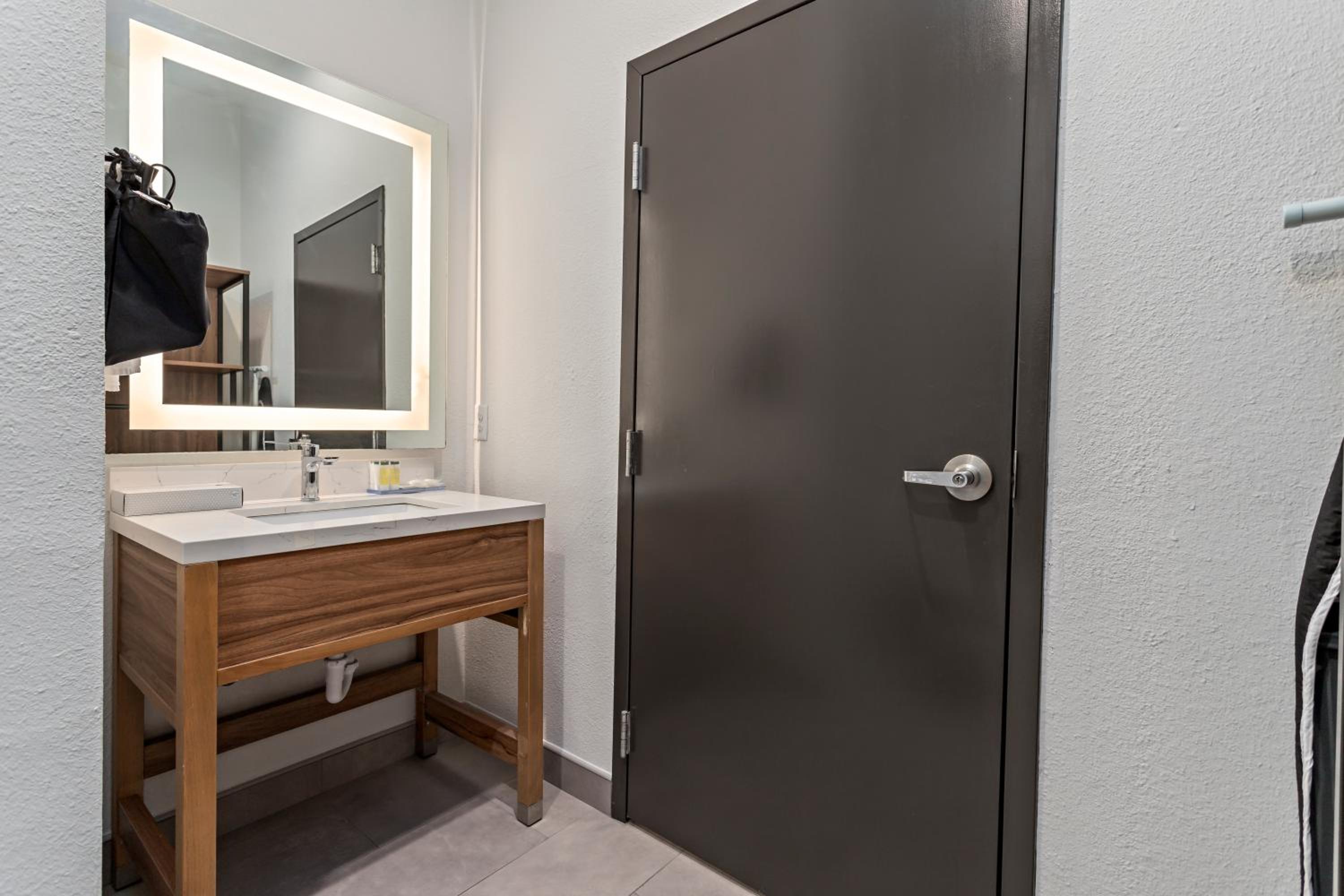 King Efficiency Suite with Hearing Access, Non-Smoking - Photo 5