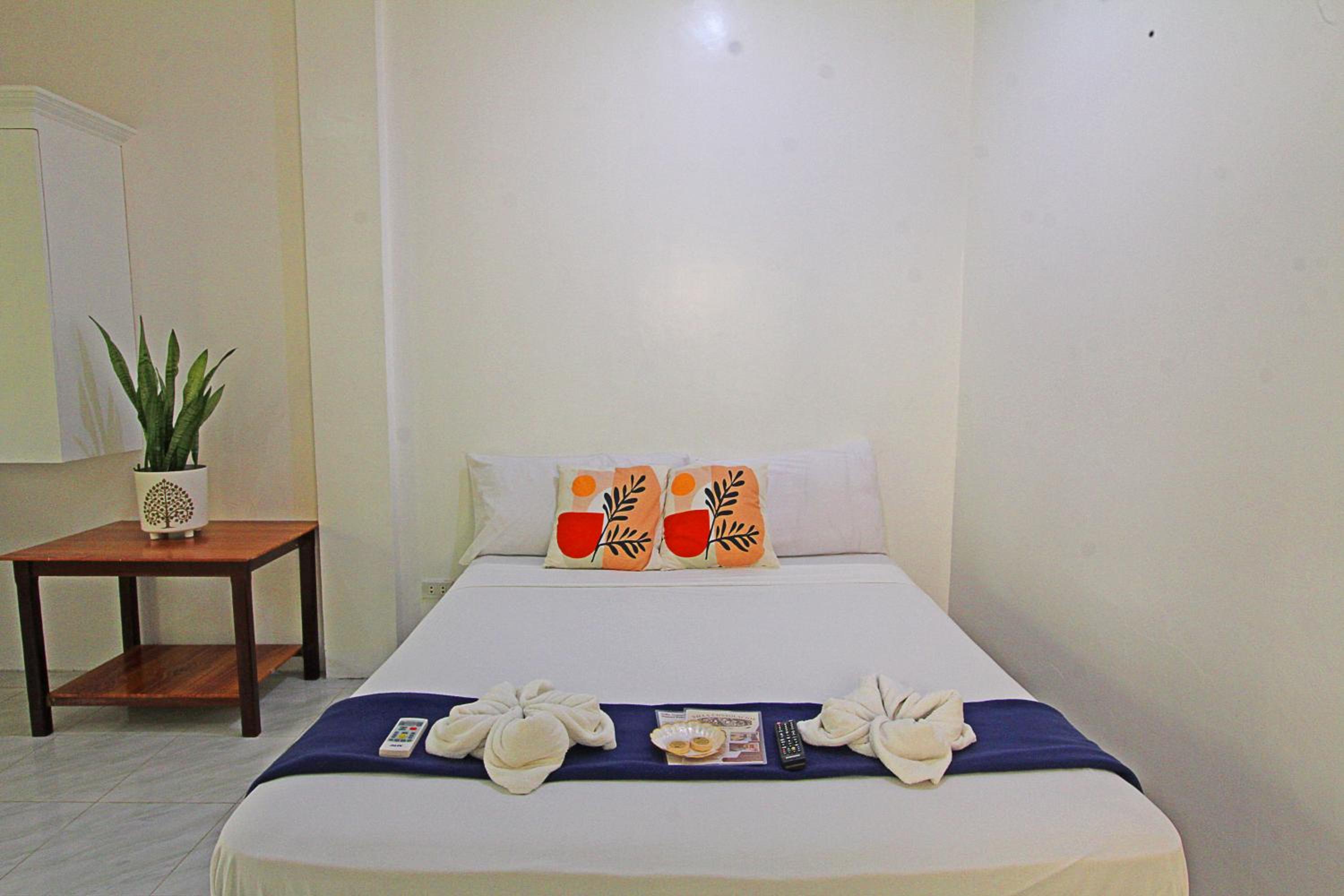 Queen Room with Balcony - Photo 7