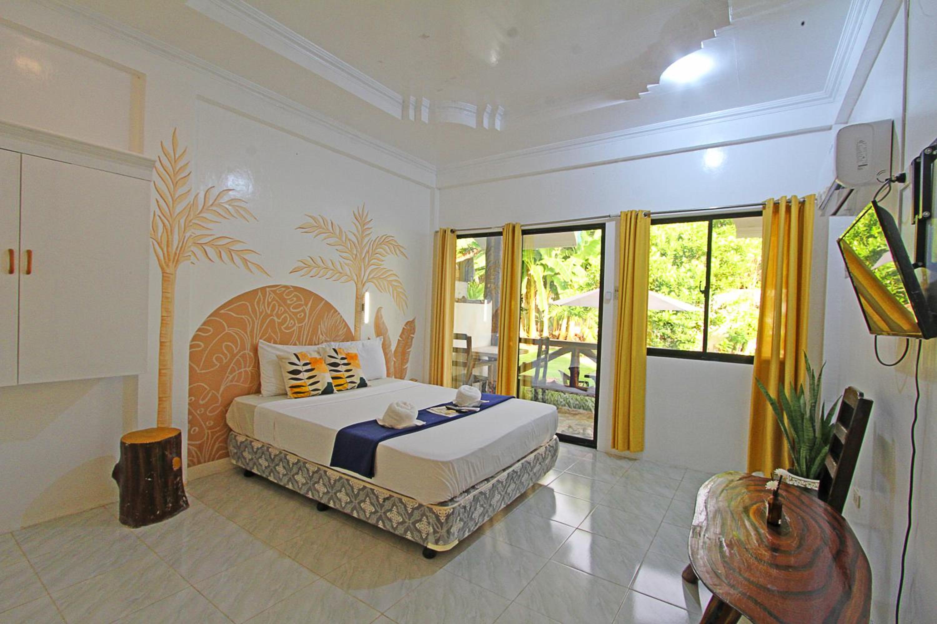 Queen Room with Balcony - Photo 8