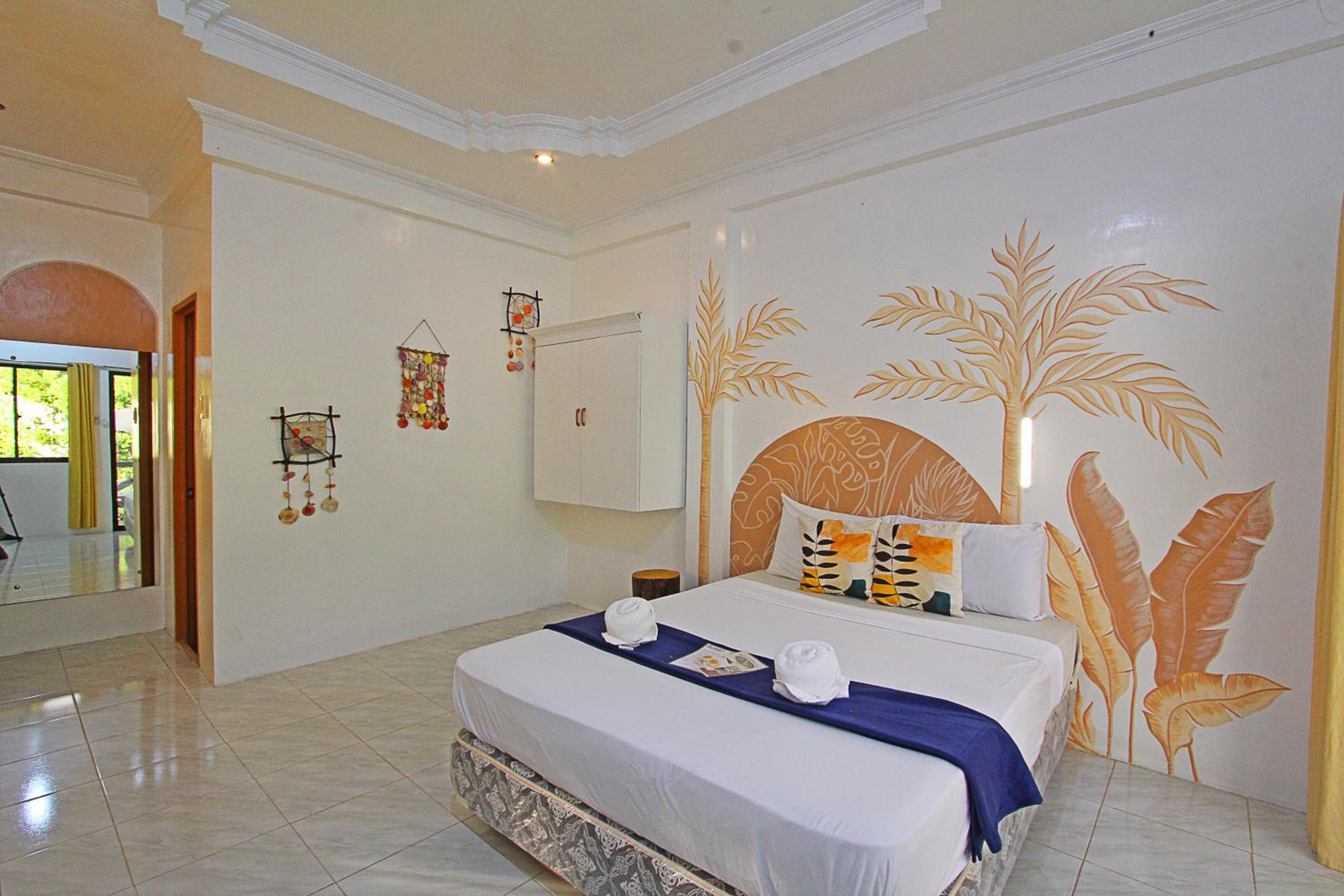 Queen Room with Balcony - Photo 4