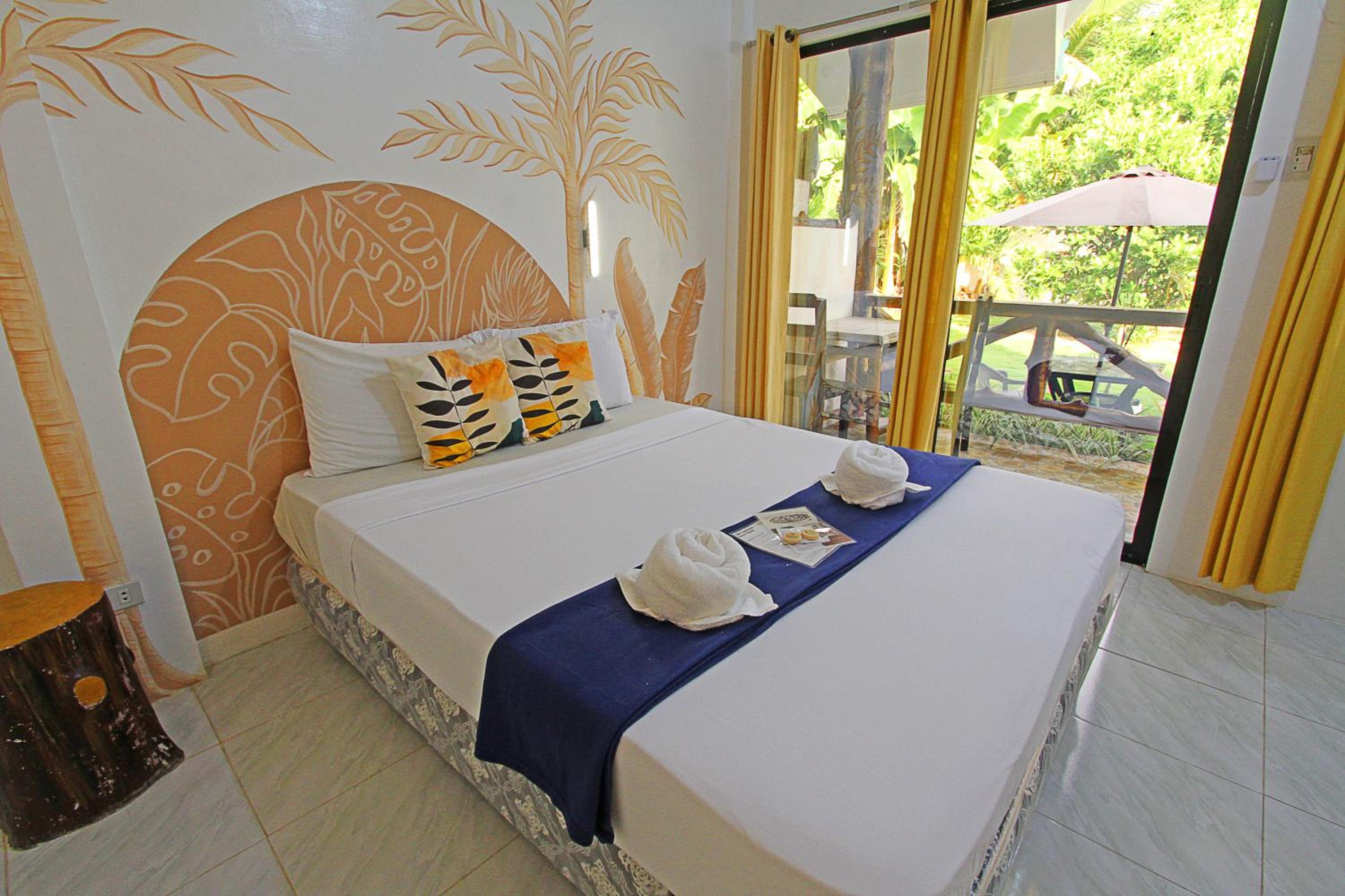 Queen Room with Balcony - Photo 6