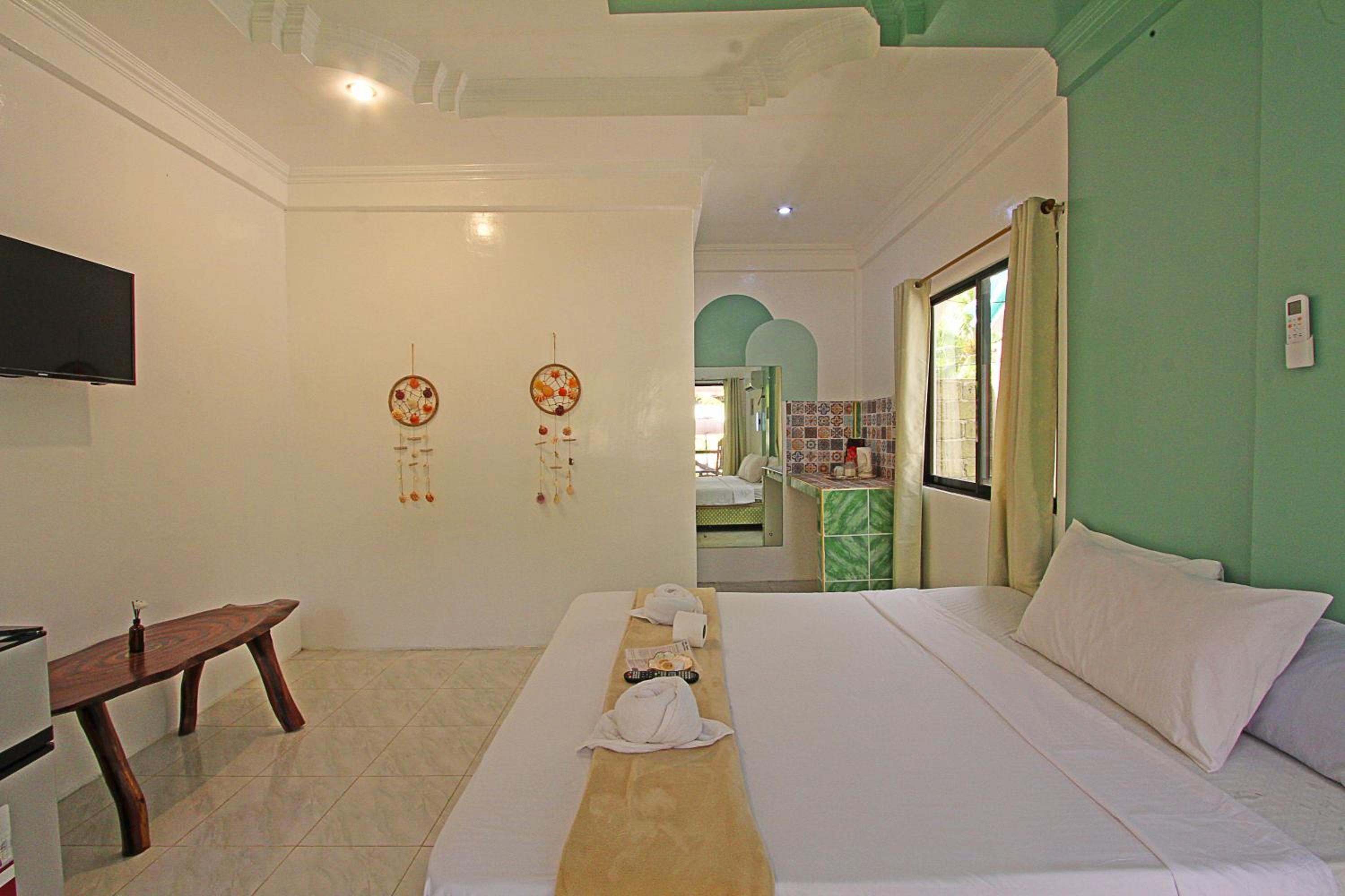 Queen Room with Balcony - Photo 9