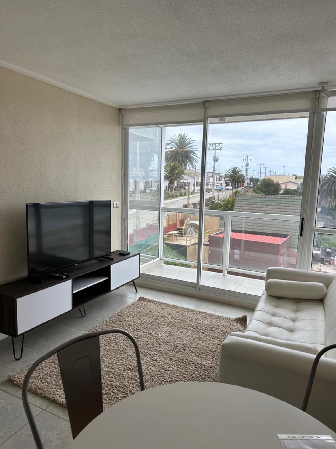Two-Bedroom Apartment With Balcony And Sea View photo 2