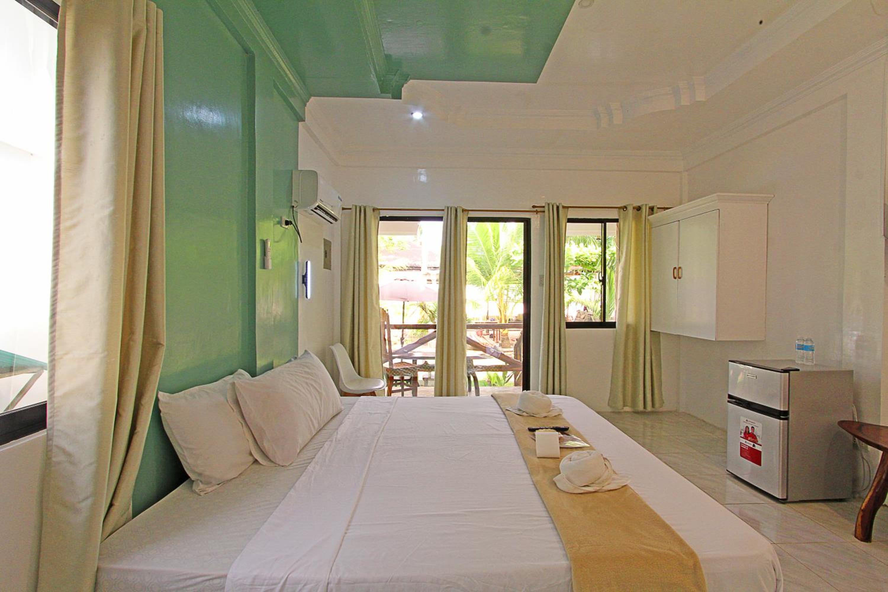 Queen Room with Balcony - Photo 11