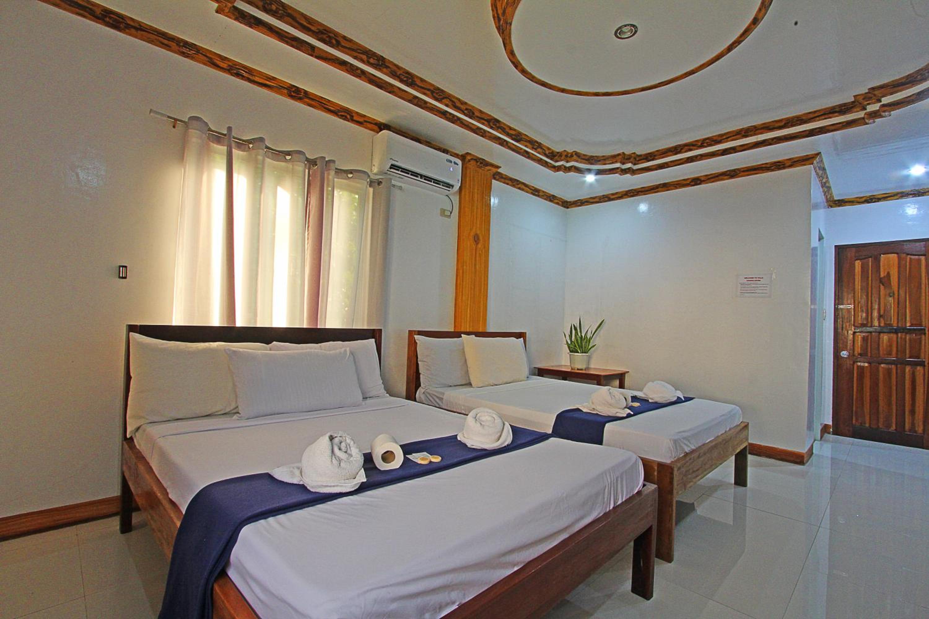 Standard Queen Room with Two Queen Beds - Photo 6