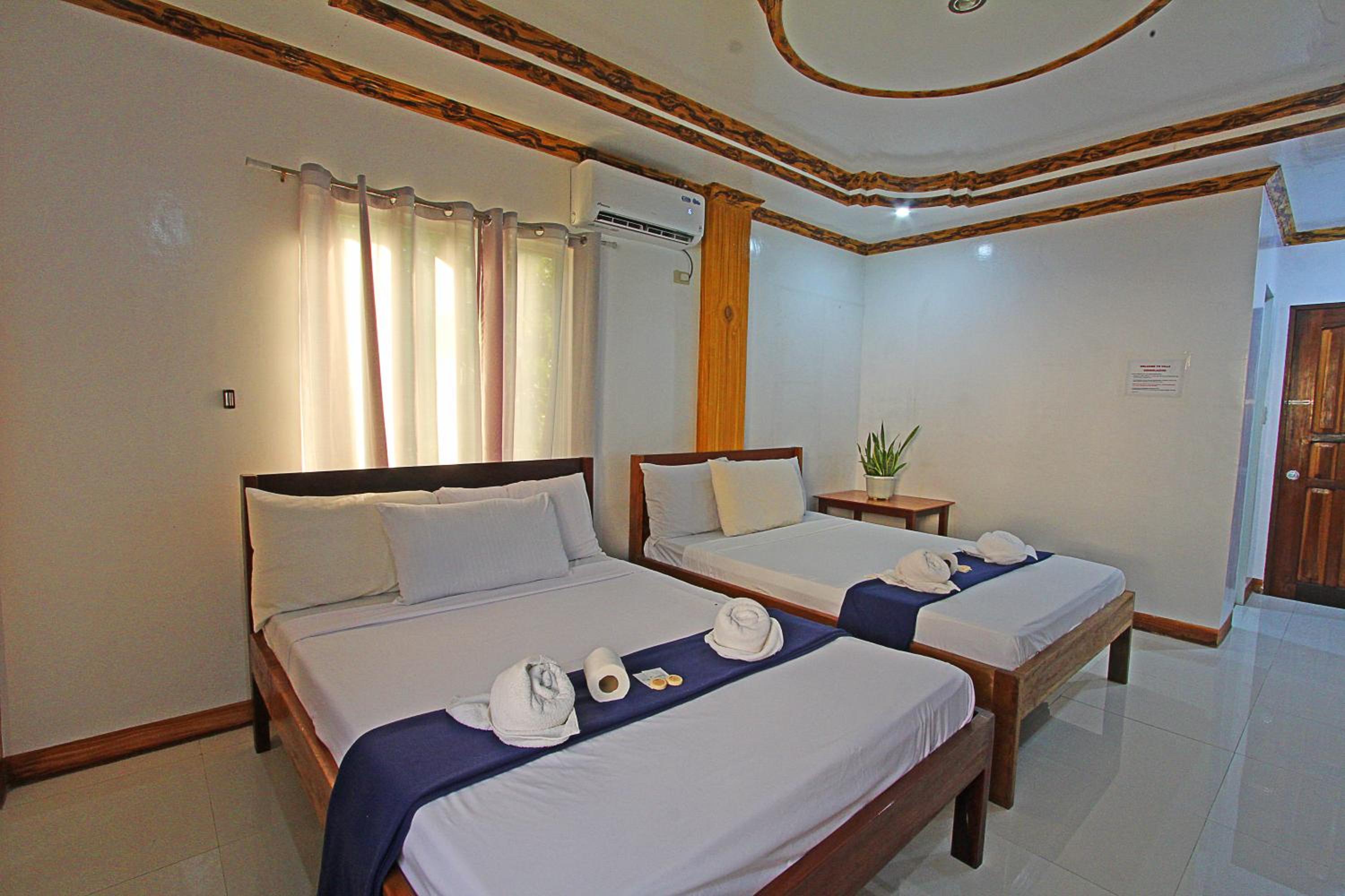 Standard Queen Room with Two Queen Beds - Photo 4