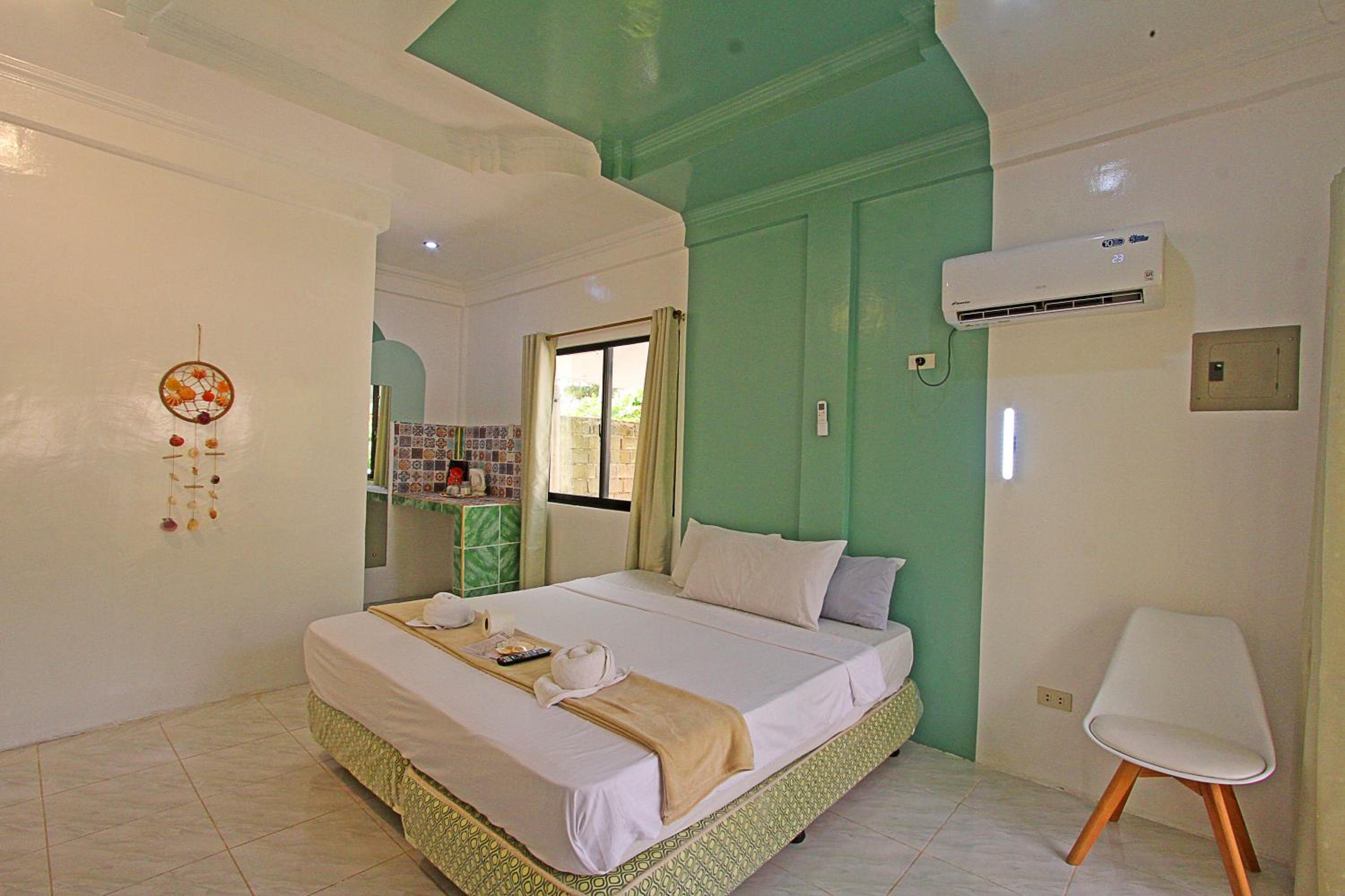 Queen Room with Balcony - Photo 14