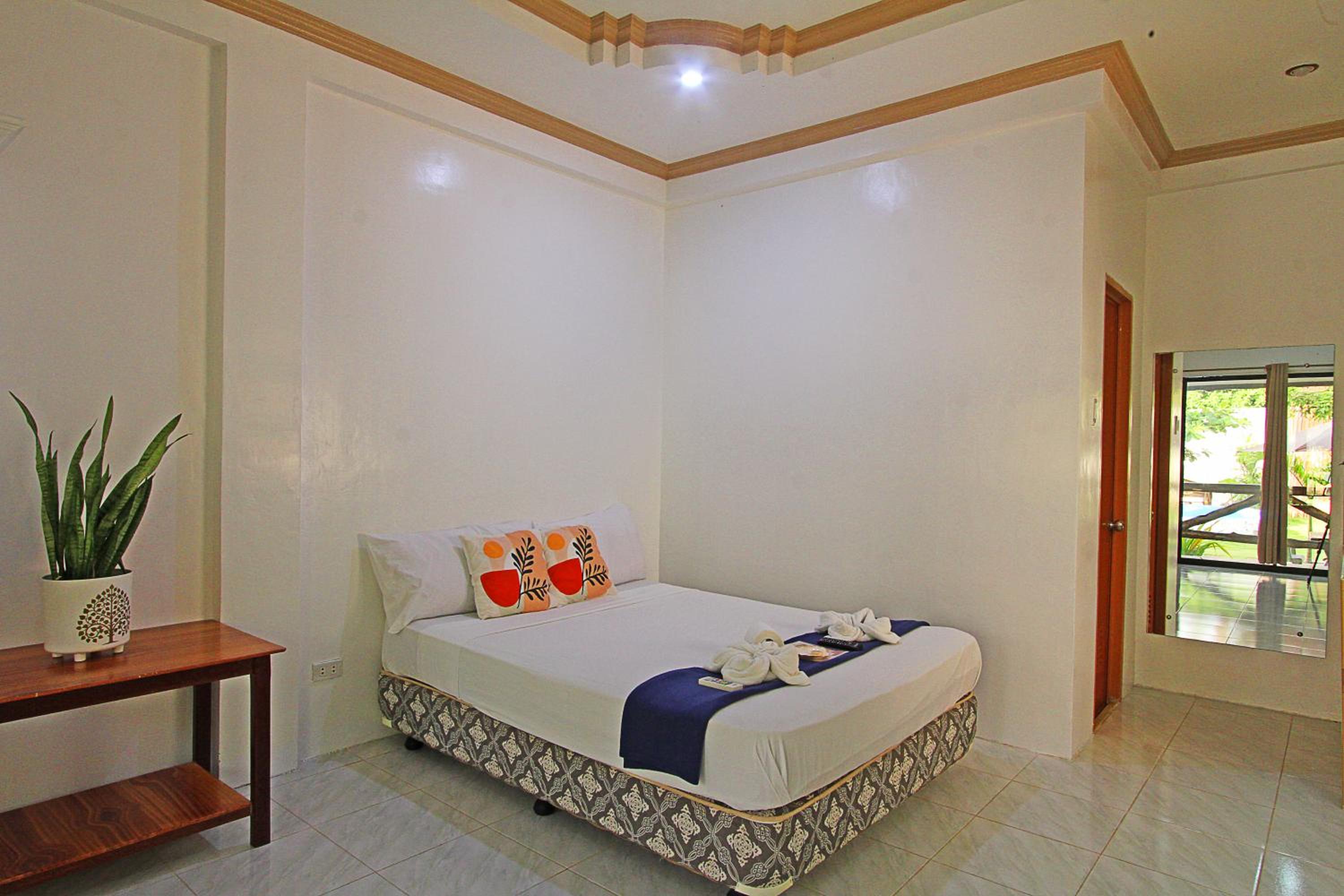 Queen Room with Balcony - Photo 15