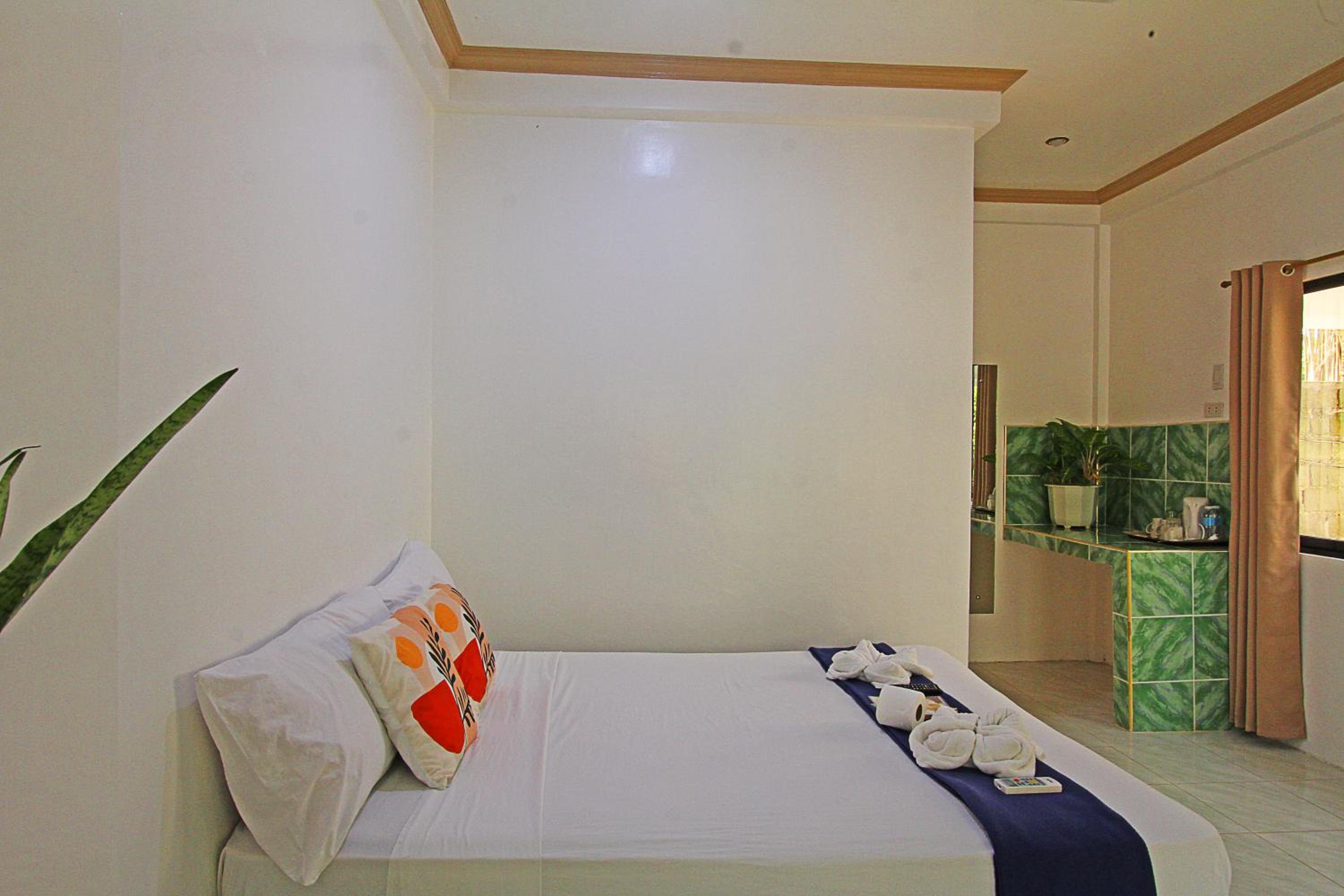 Queen Room with Balcony - Photo 16