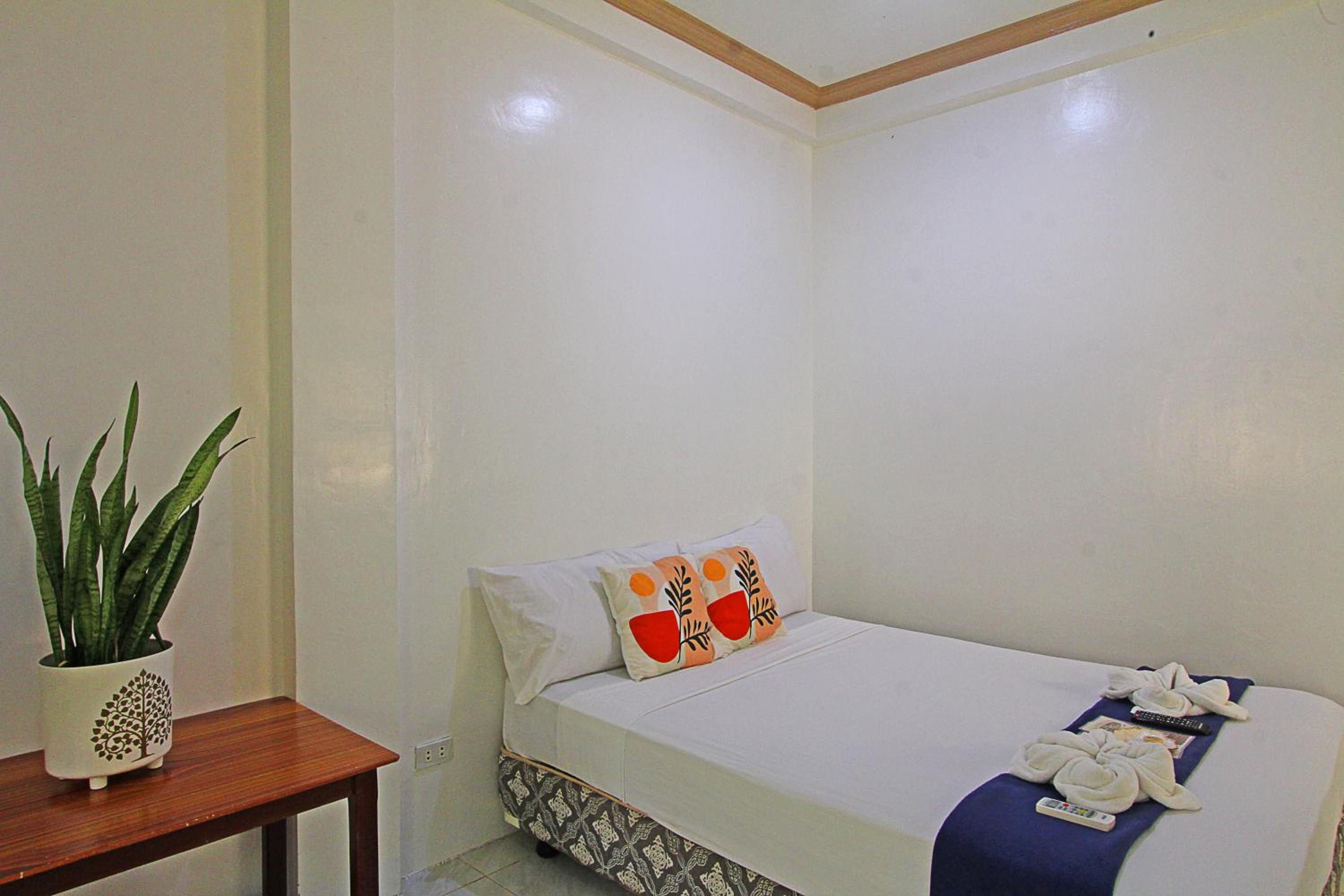 Queen Room with Balcony - Photo 17