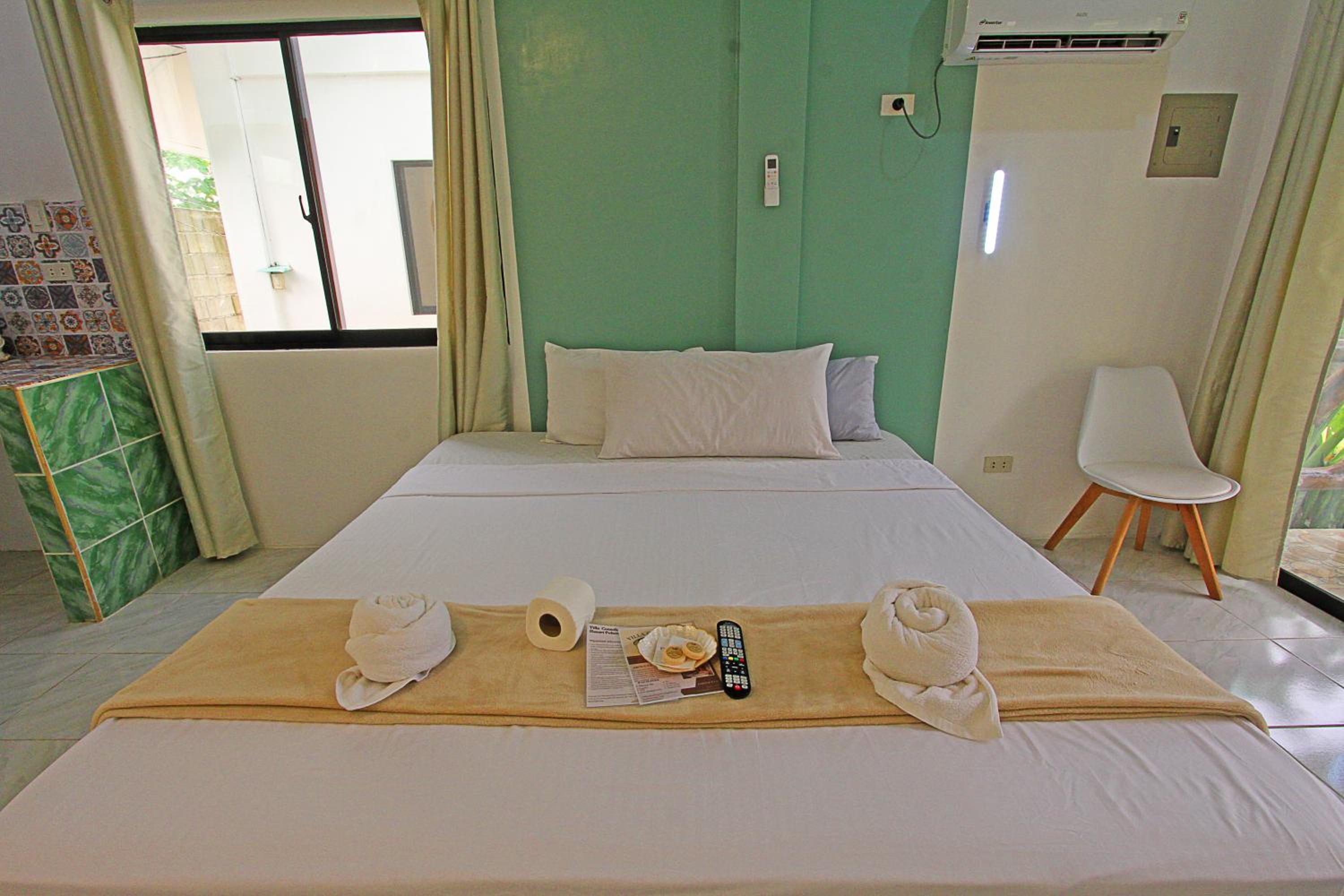 Queen Room with Balcony - Photo 18