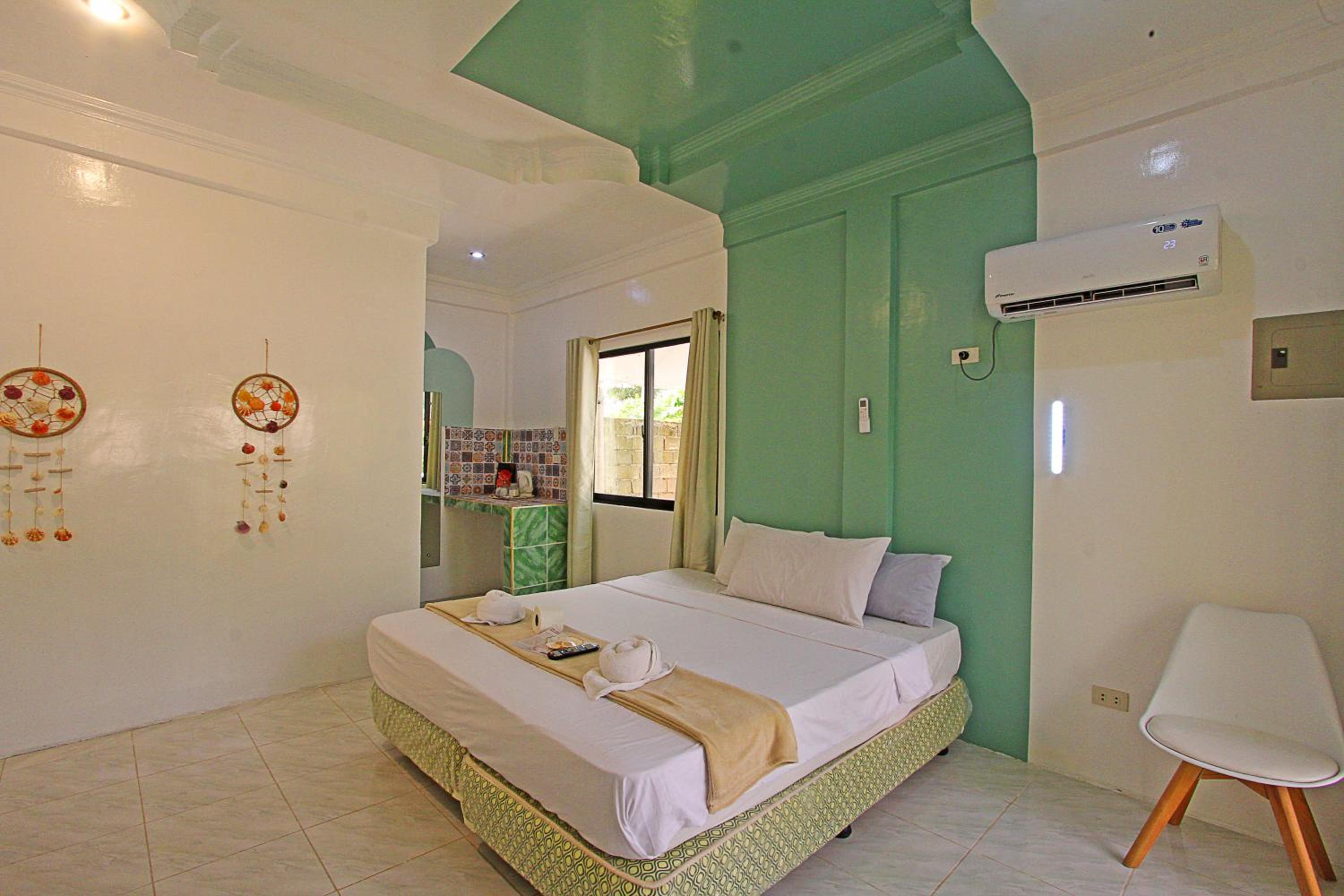 Queen Room with Balcony - Photo 19