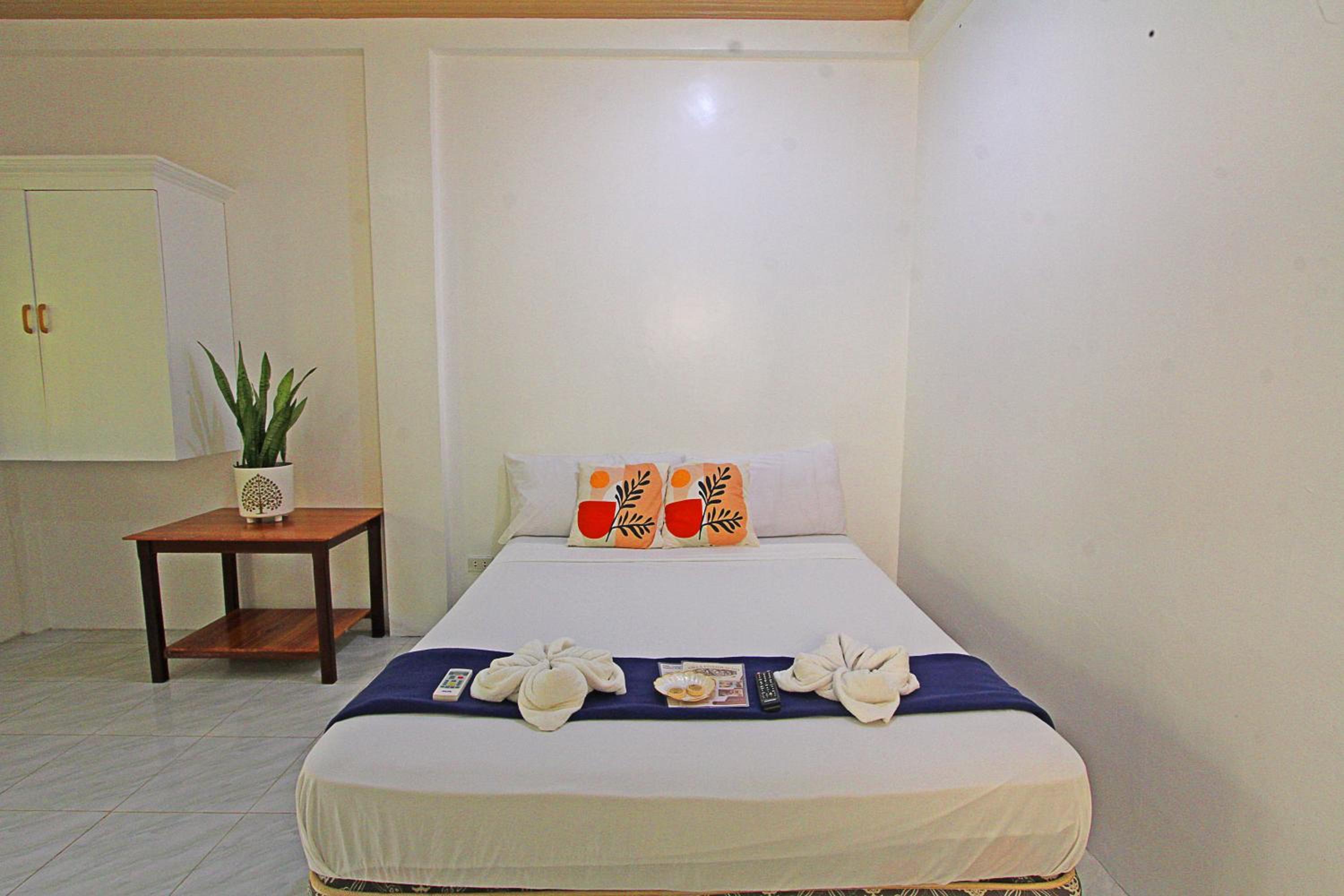 Queen Room with Balcony - Photo 20