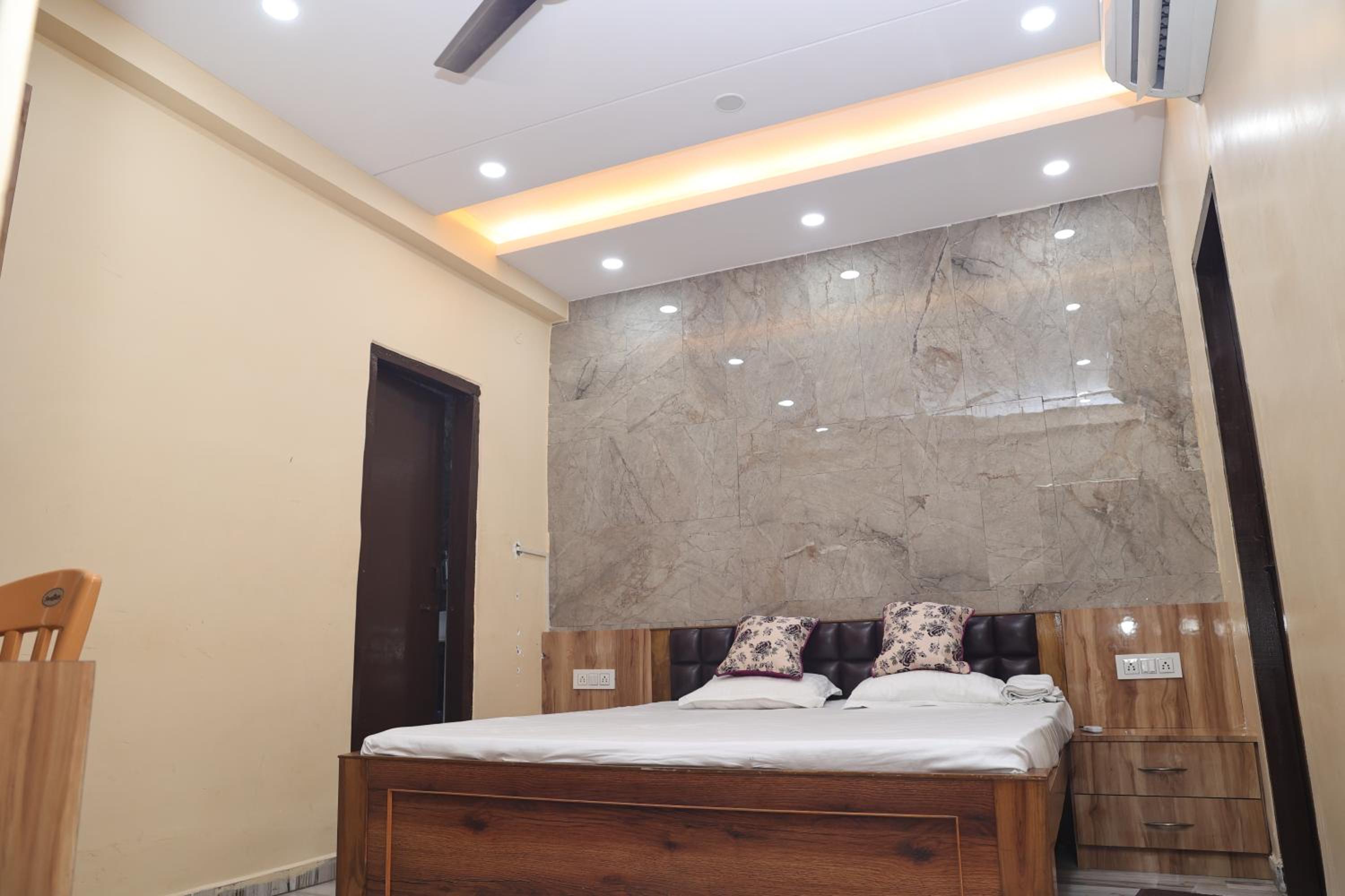 Deluxe Double Room with Balcony photo 1