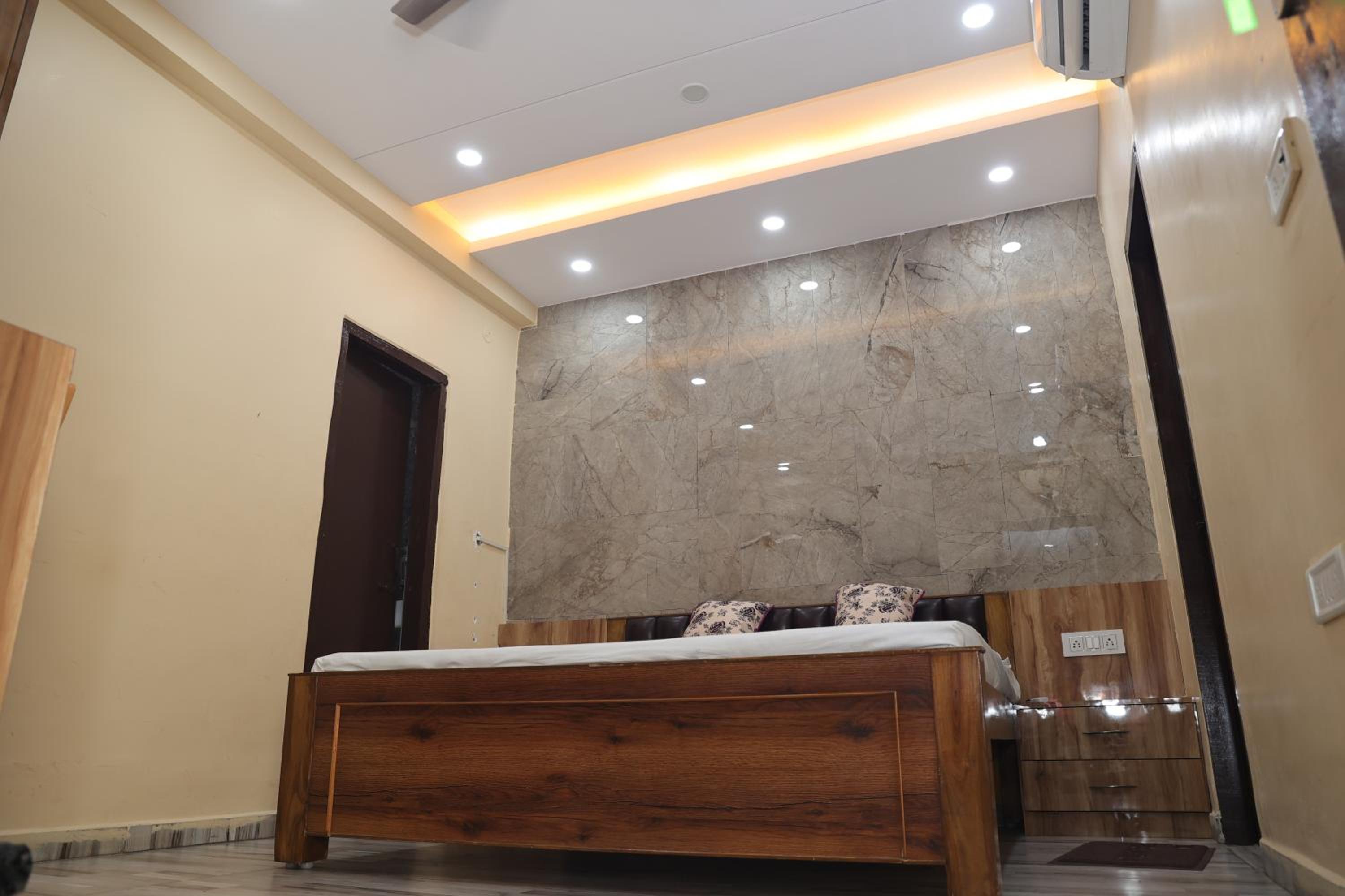 Deluxe Double Room with Balcony photo 2