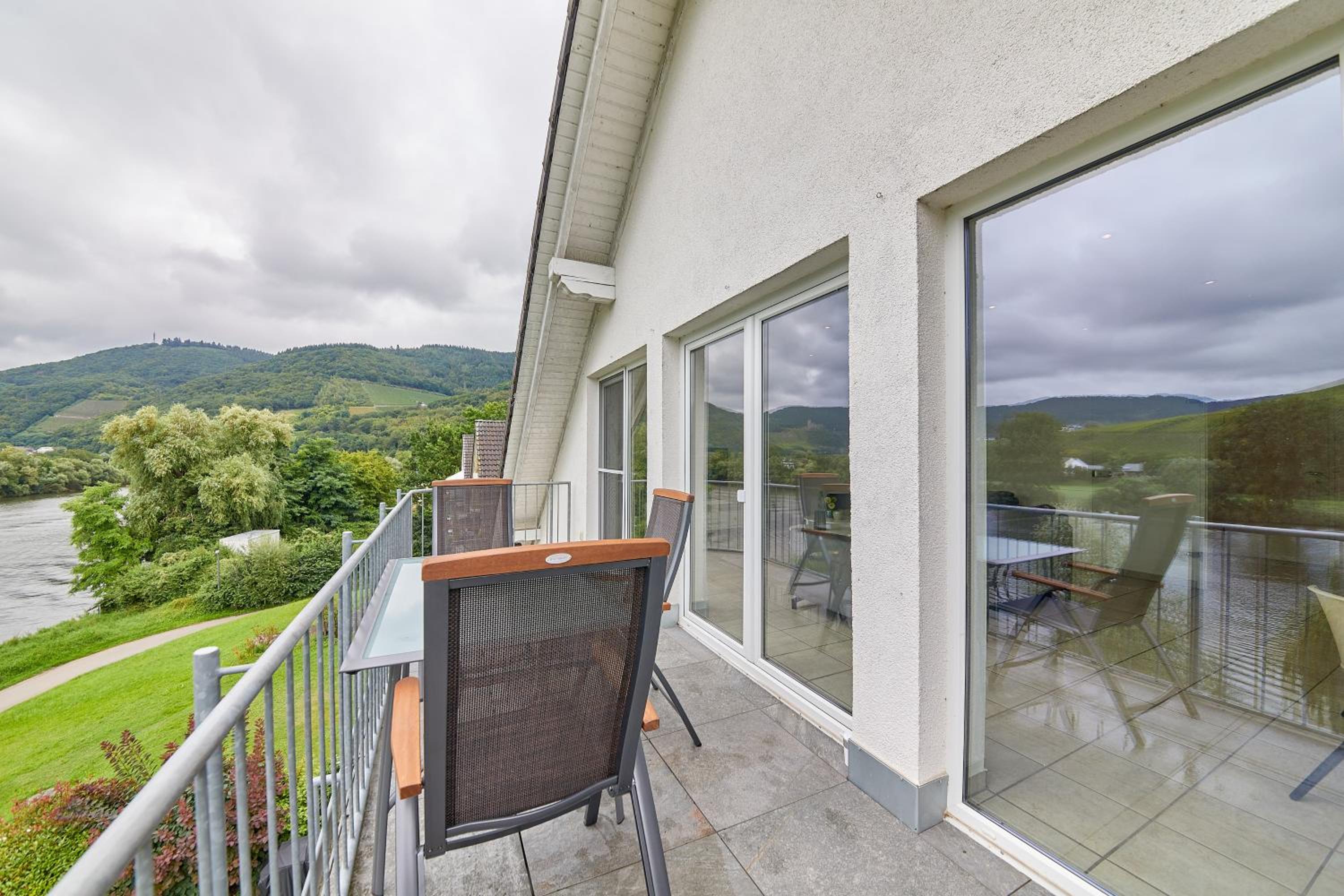 Apartment with Balcony photo 3
