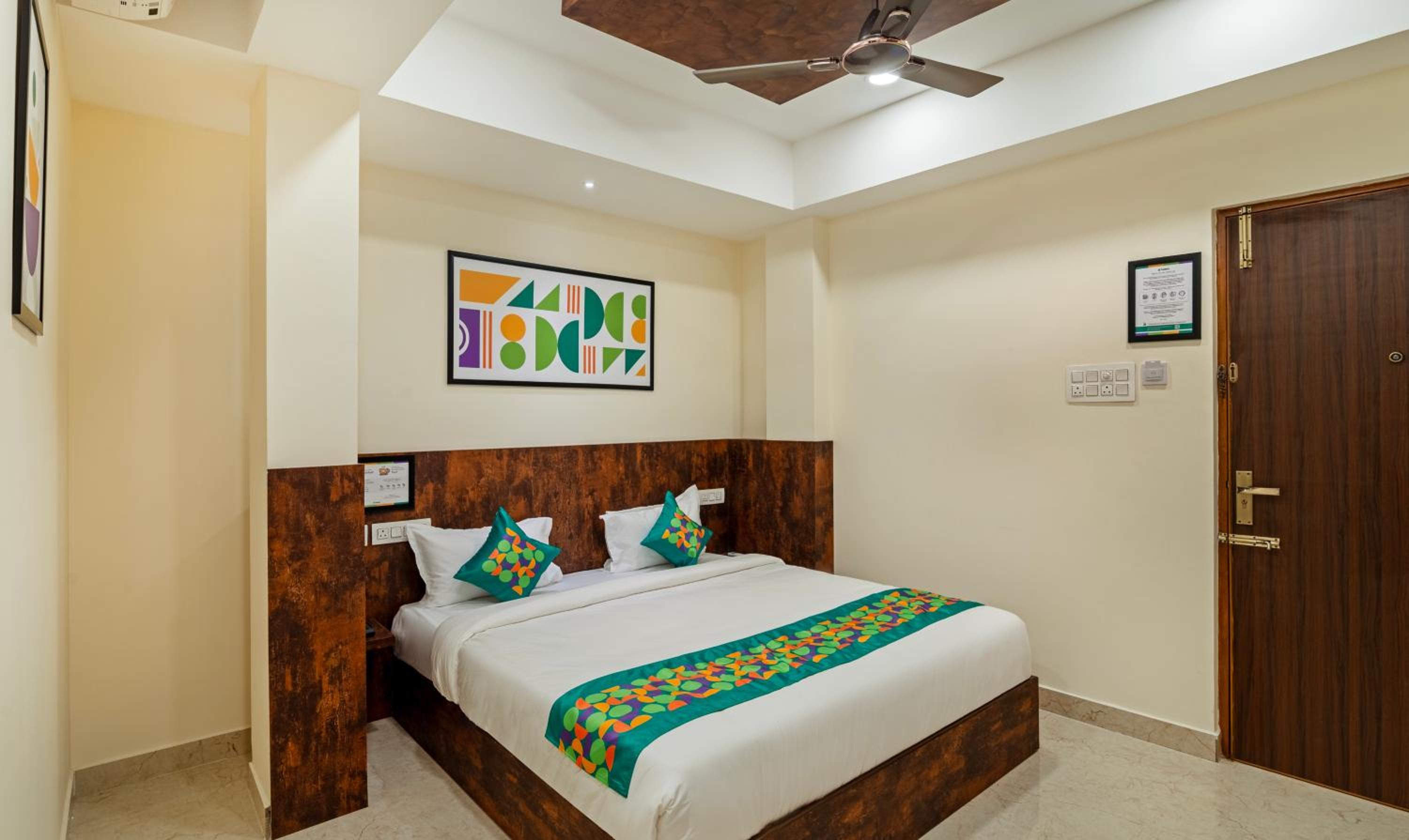 Deluxe Room - Photo 9
