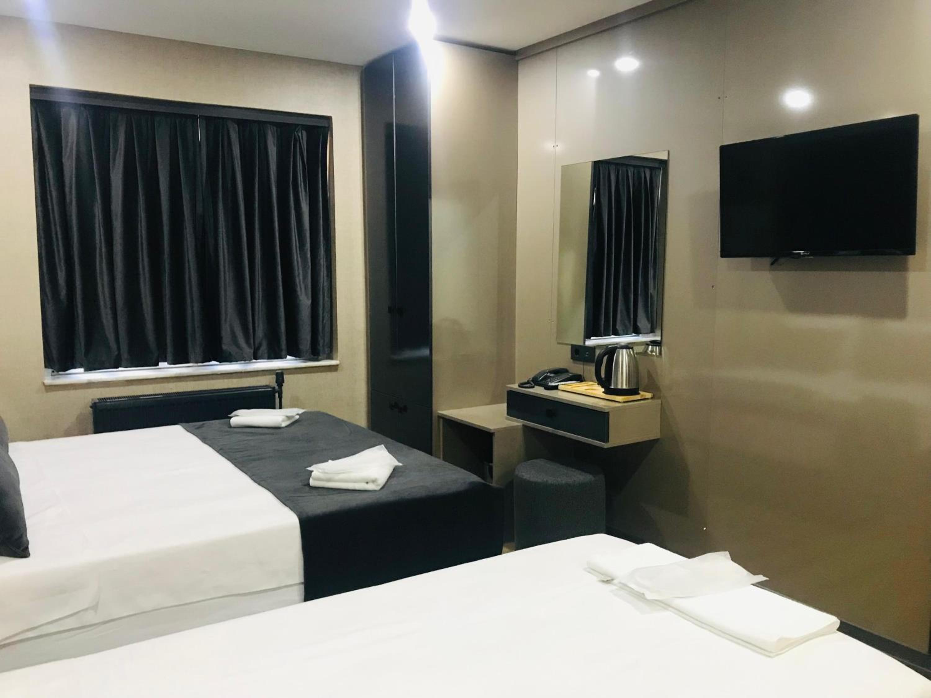 Economy Triple Room photo 3