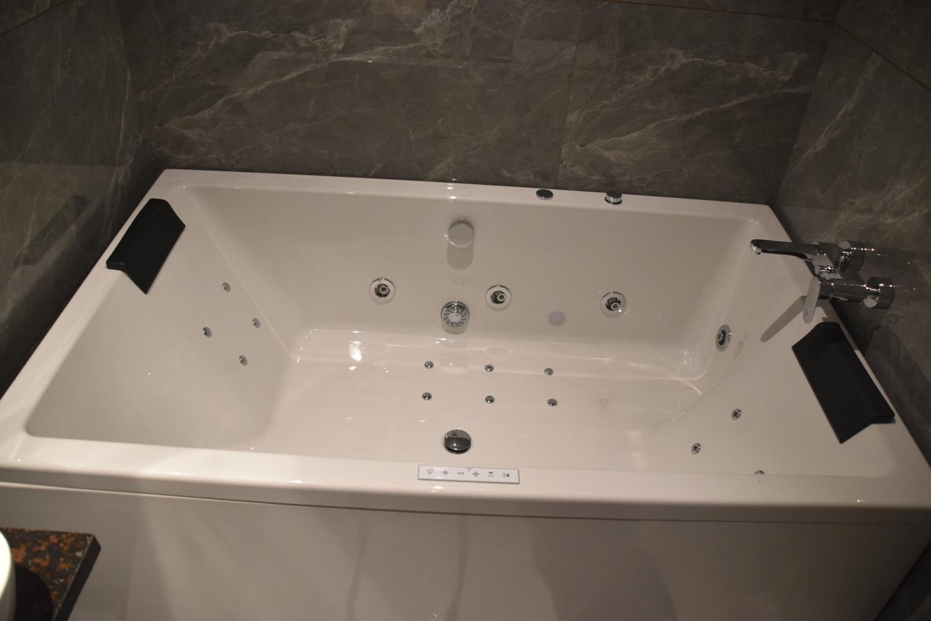 Deluxe Suite With Spa Bath photo 2