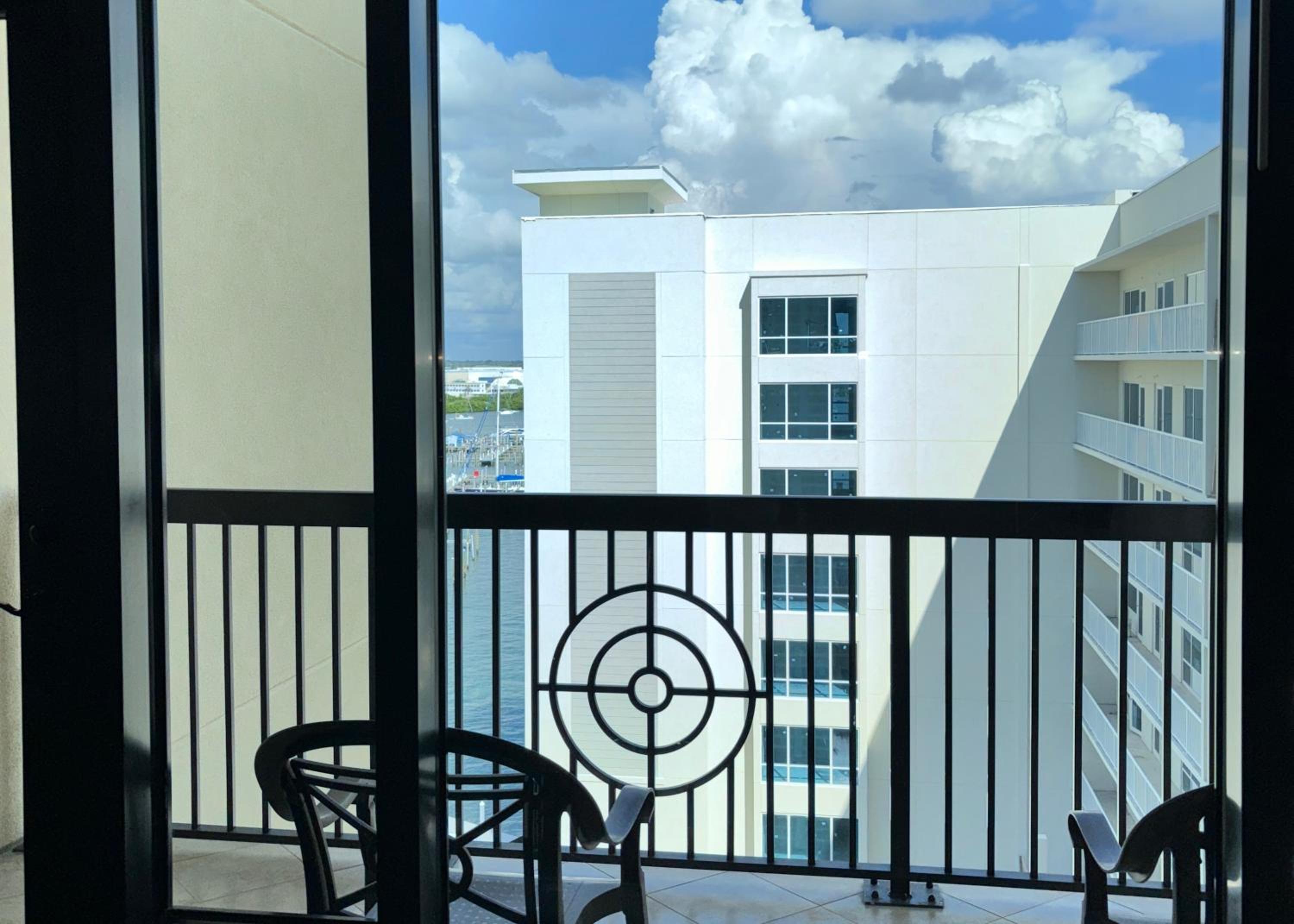 King Room with Balcony - Photo 6